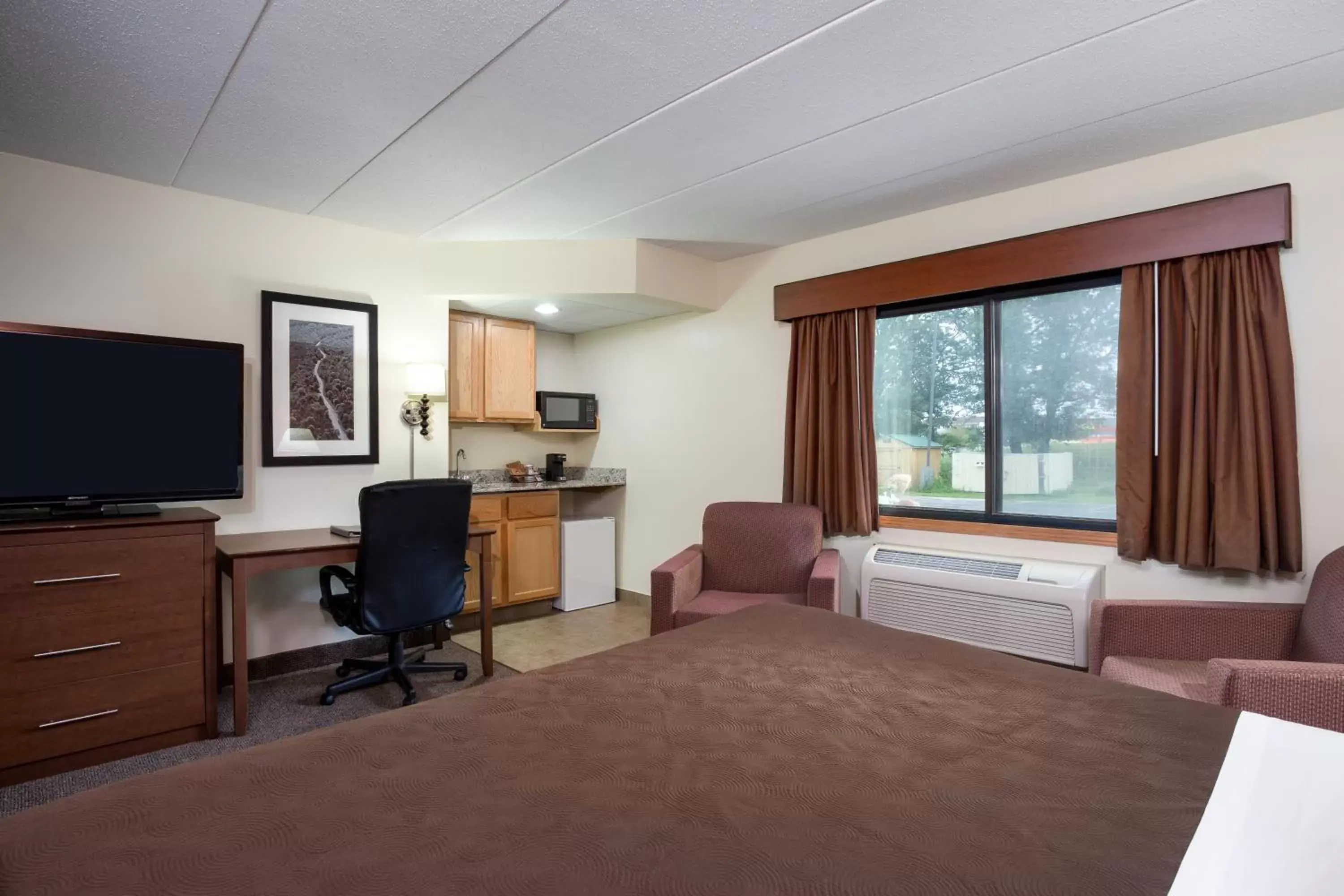 Kitchen or kitchenette, Bed in AmericInn by Wyndham Tomah