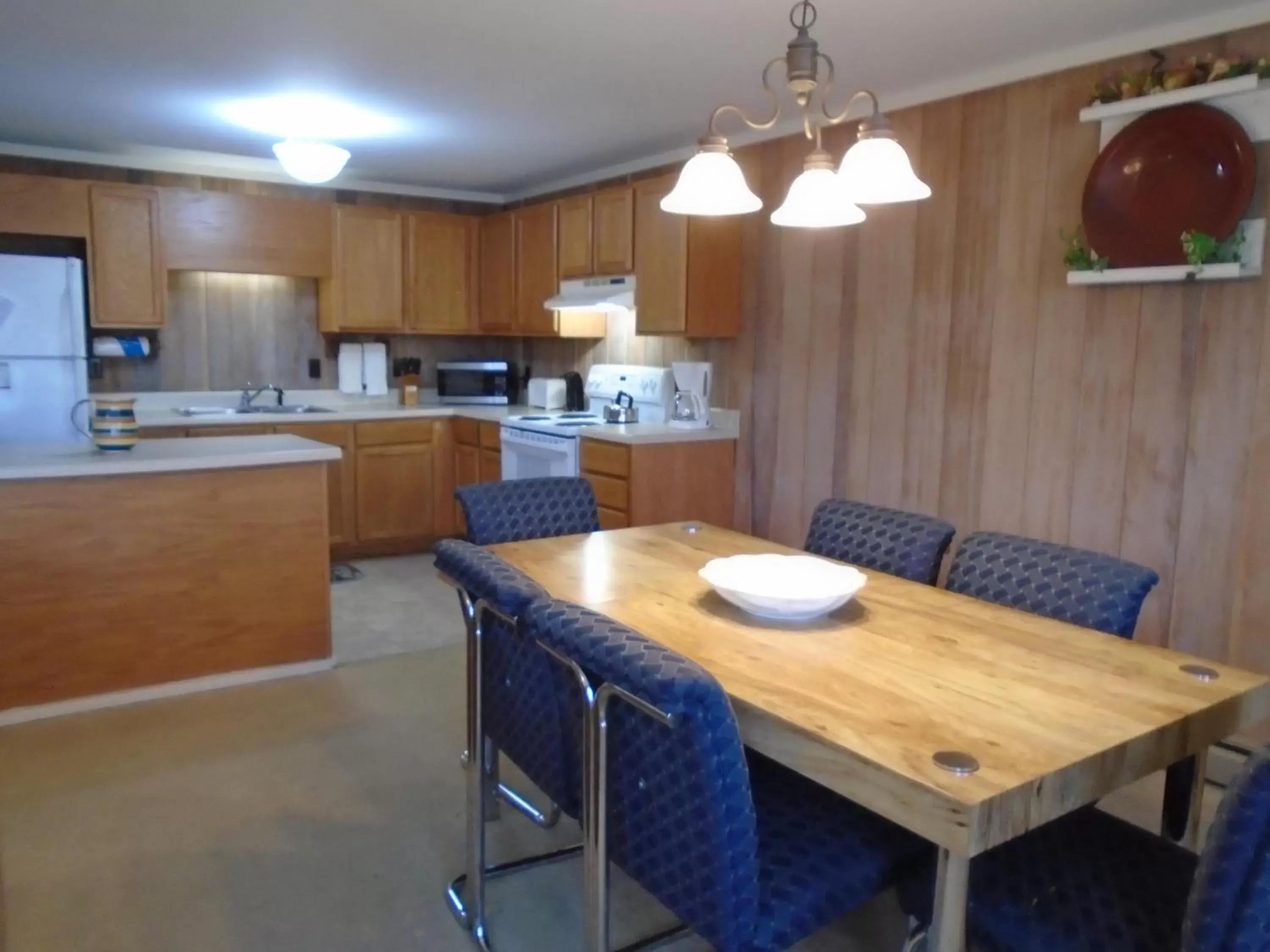 Dining area, Kitchen/Kitchenette in Cedar Village Condominiums