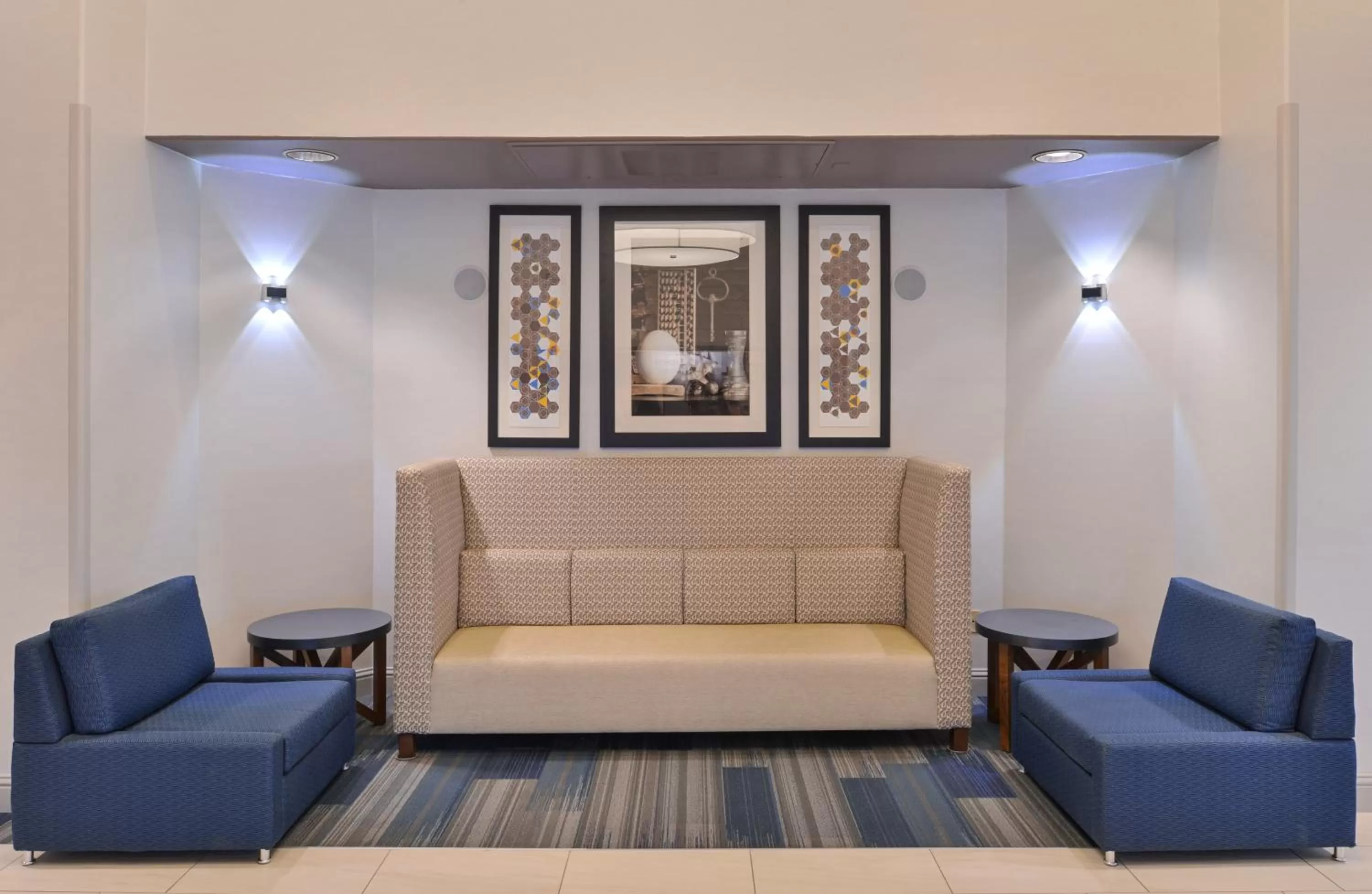 Seating area in Holiday Inn Express Woodland by IHG