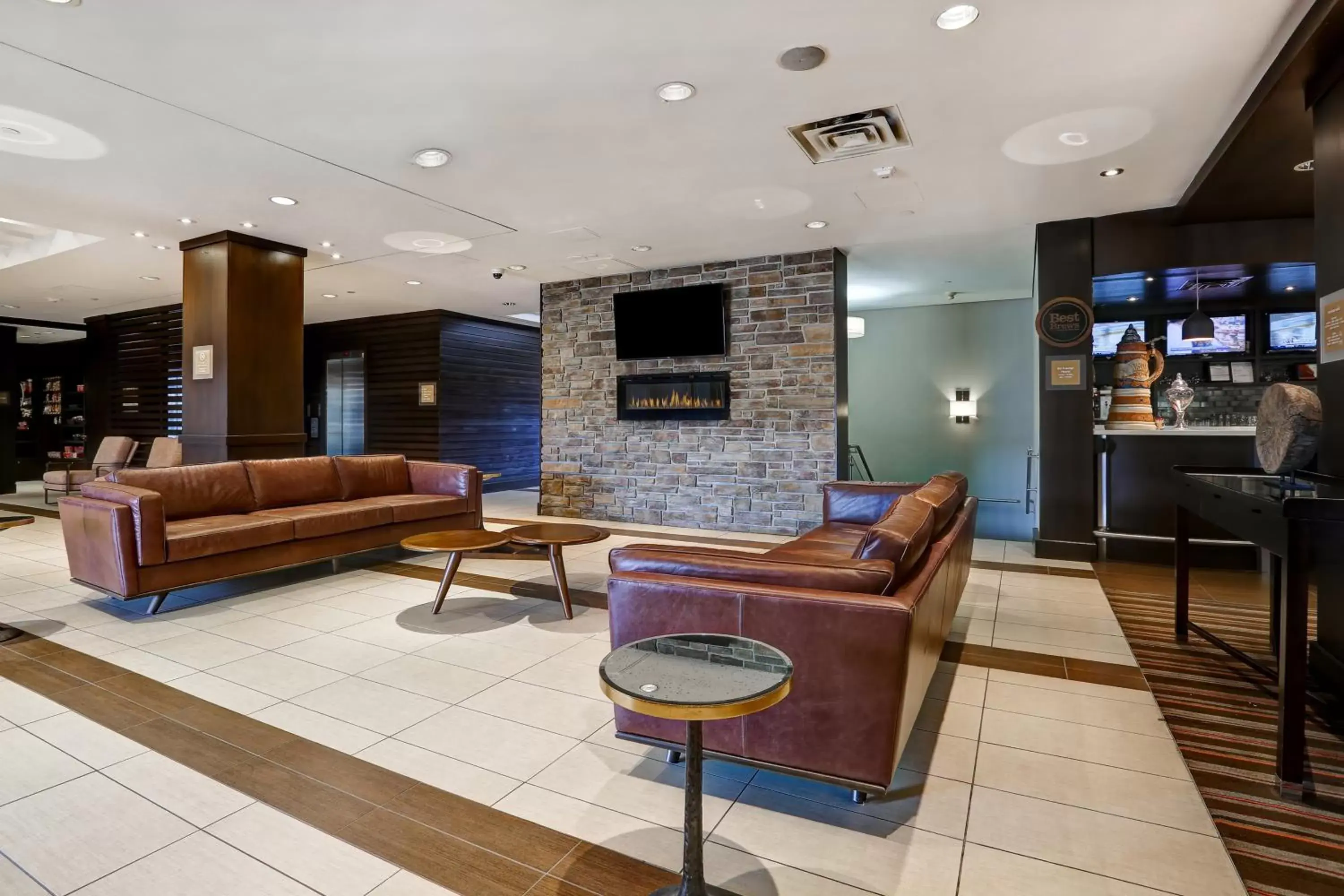 Lobby or reception, Lounge/Bar in Four Points by Sheraton Toronto Mississauga