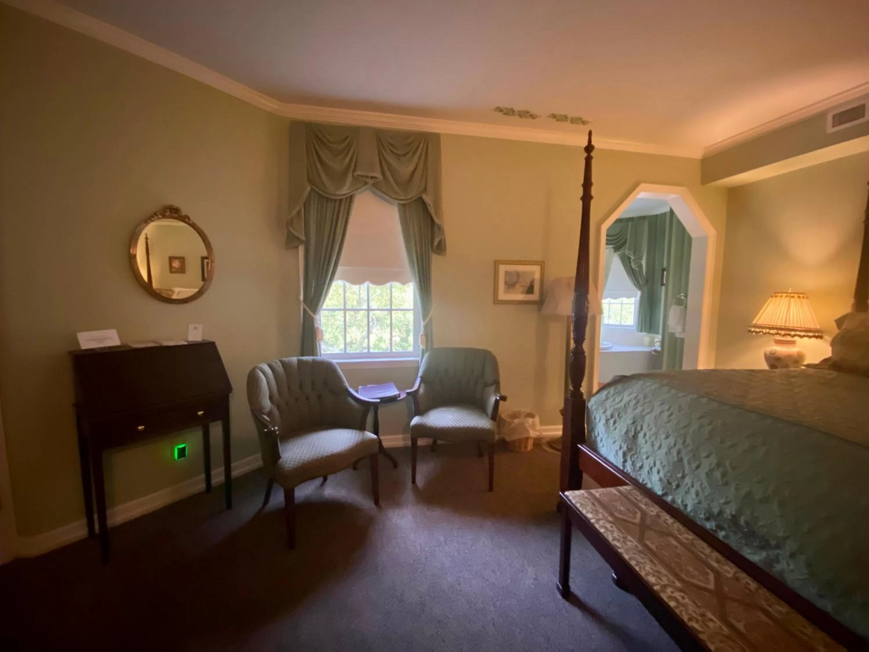 Photo of the whole room, Bed in The Cypress Inn