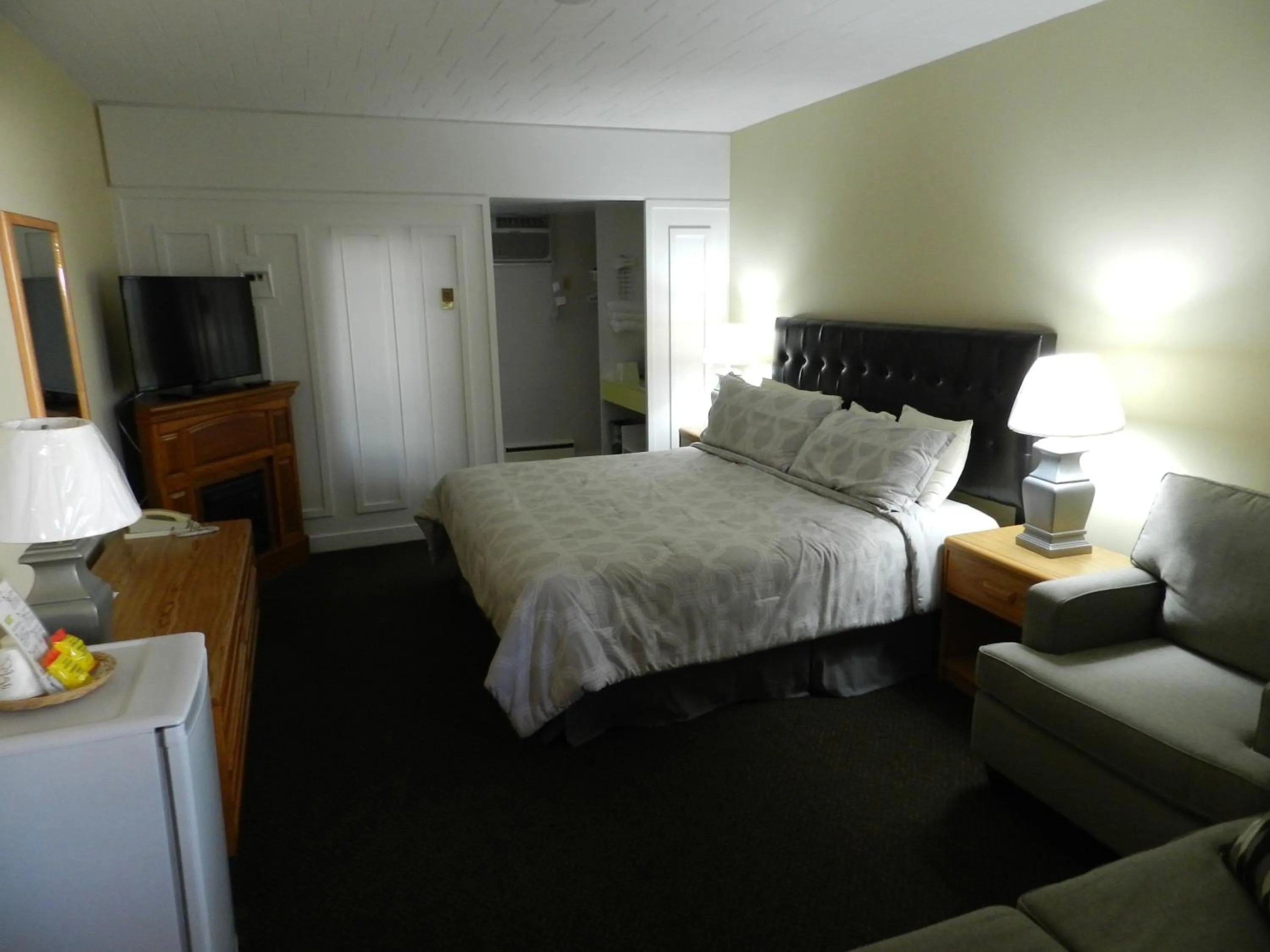 Bed in Kings Inn Near the Falls