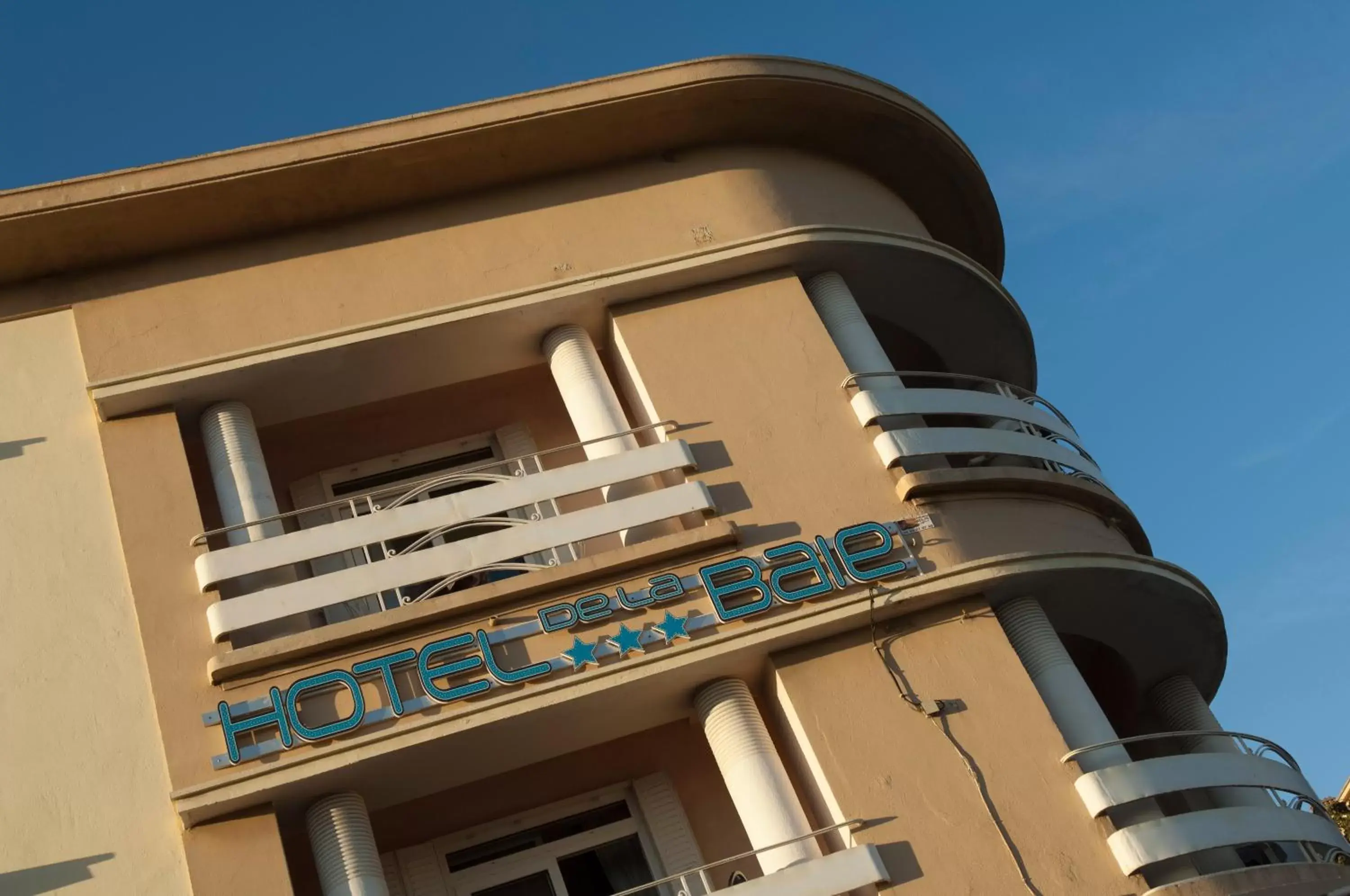 Facade/entrance, Property Building in Hotel de la Baie