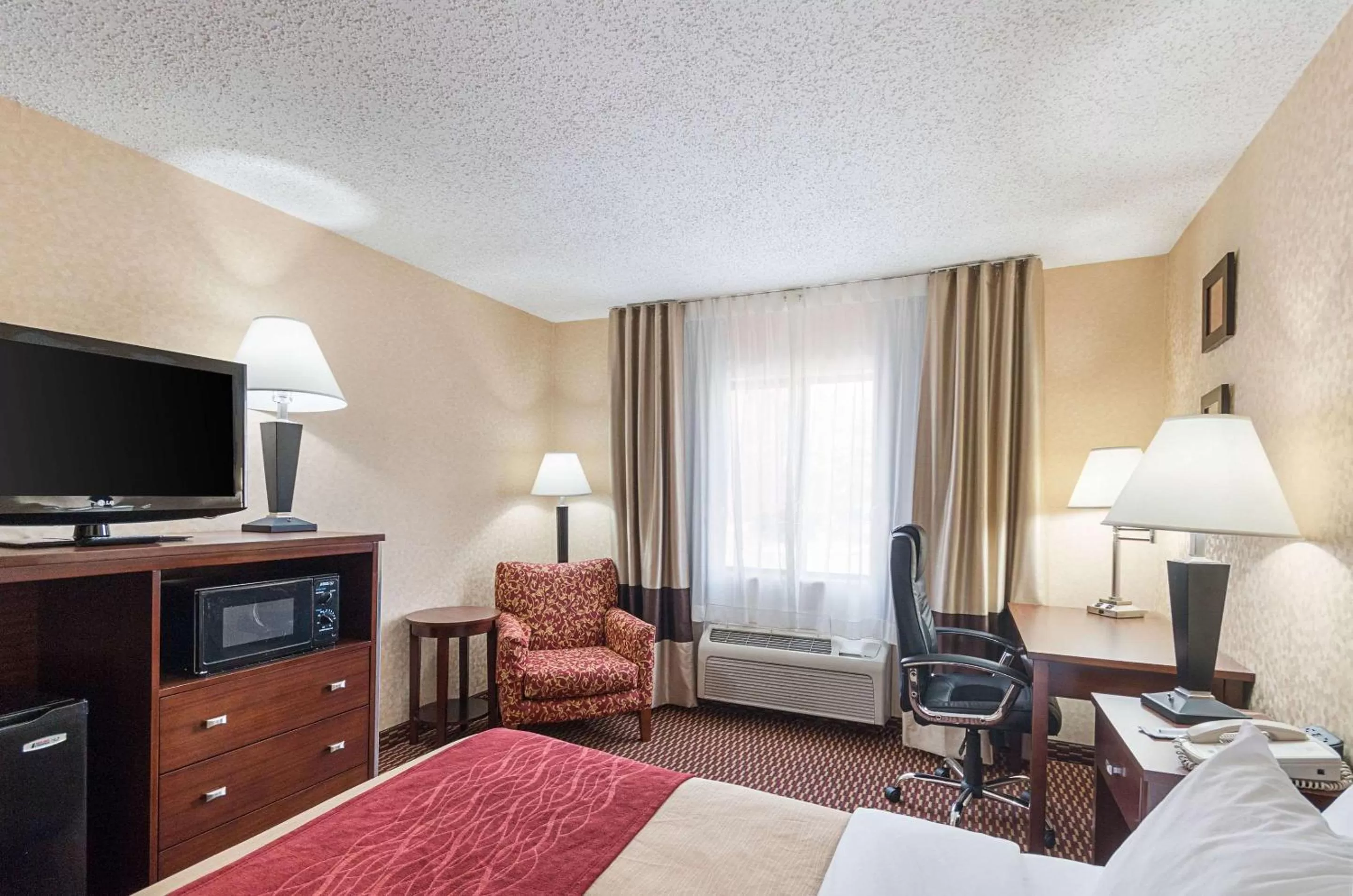 Photo of the whole room in Quality Inn Parkersburg North-Vienna