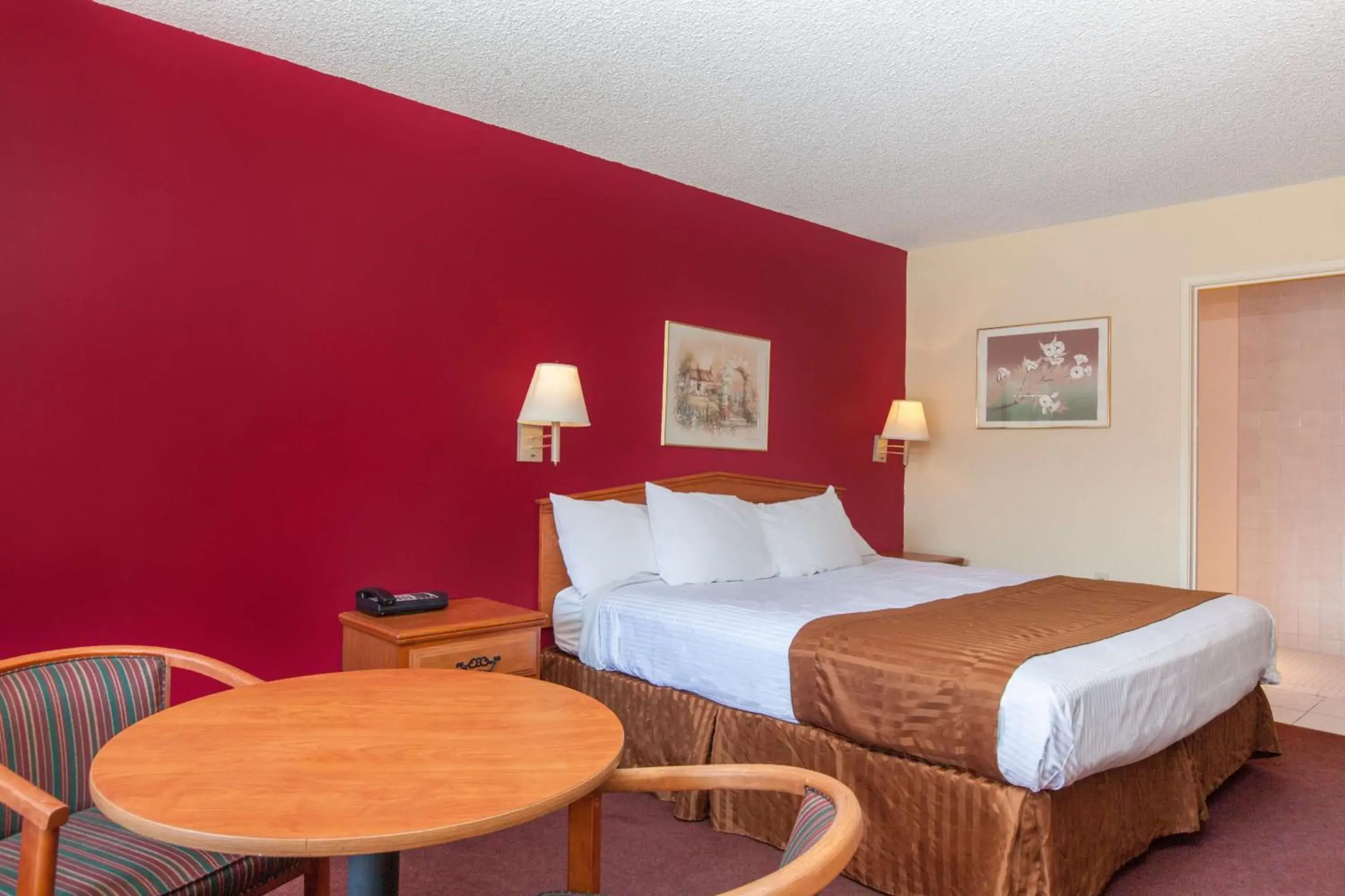 Photo of the whole room, Bed in America's Best Value Inn & Suites Bakersfield Central
