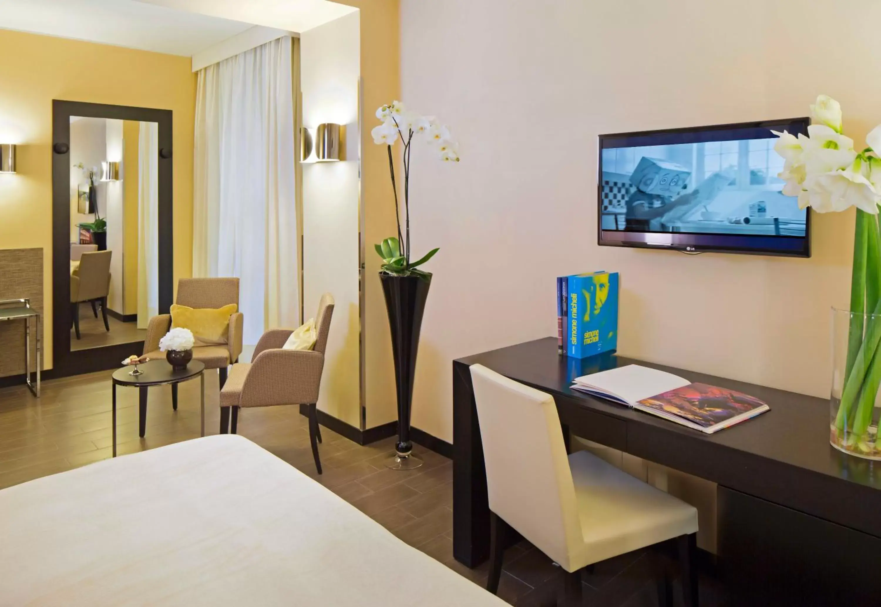 Bed, TV/Entertainment Center in Starhotels Majestic