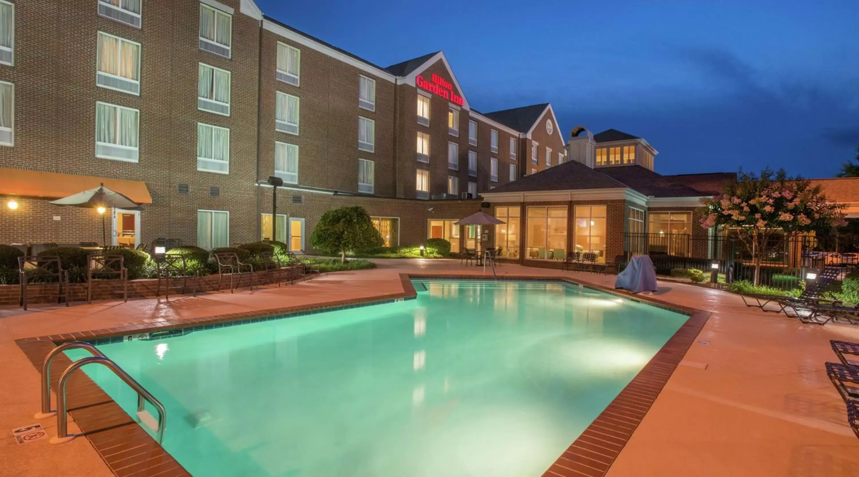 Swimming pool, Property Building in Hilton Garden Inn Macon/Mercer University