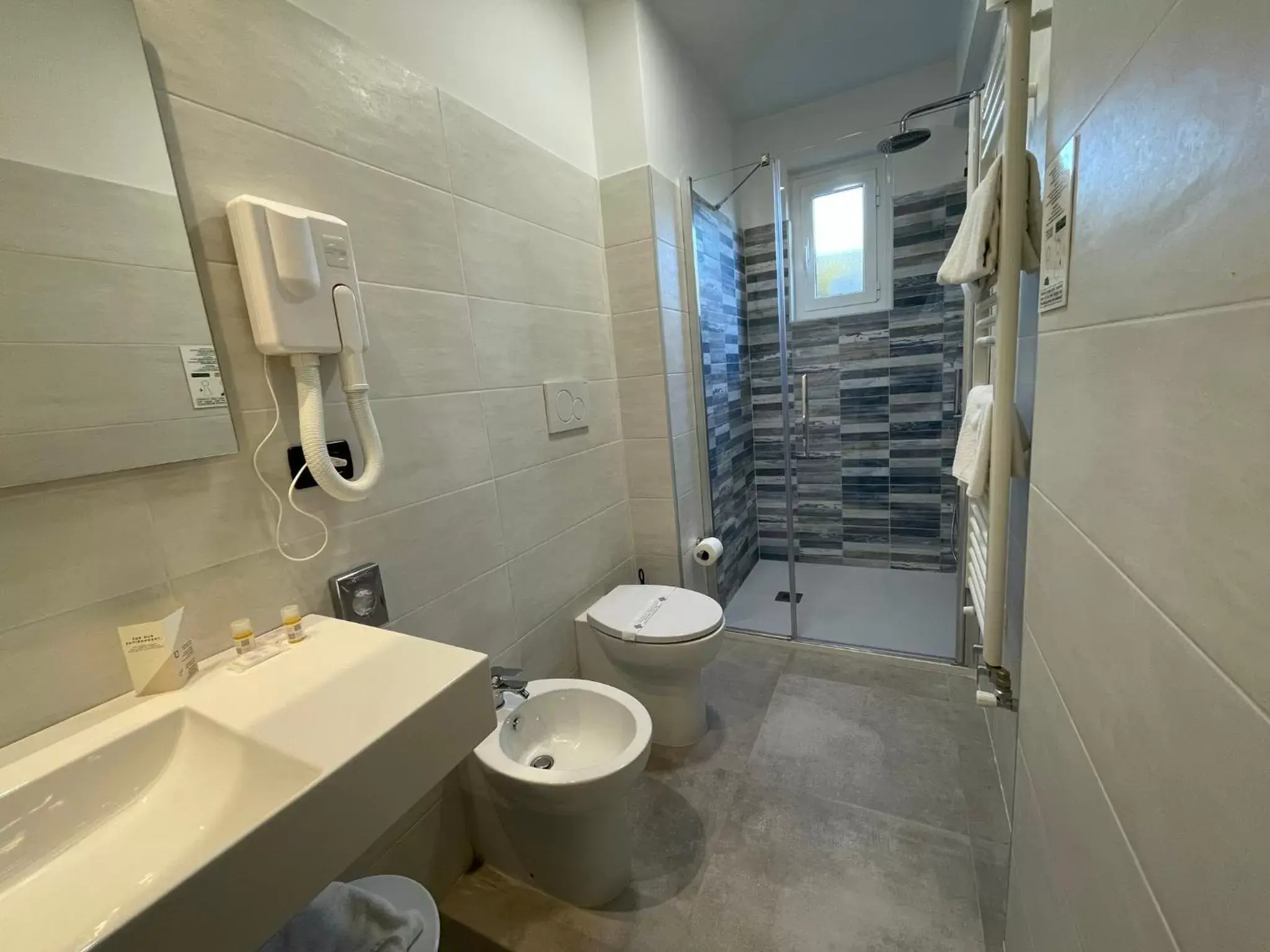 Shower, Bathroom in Coccodrillo Hotel & Apartments