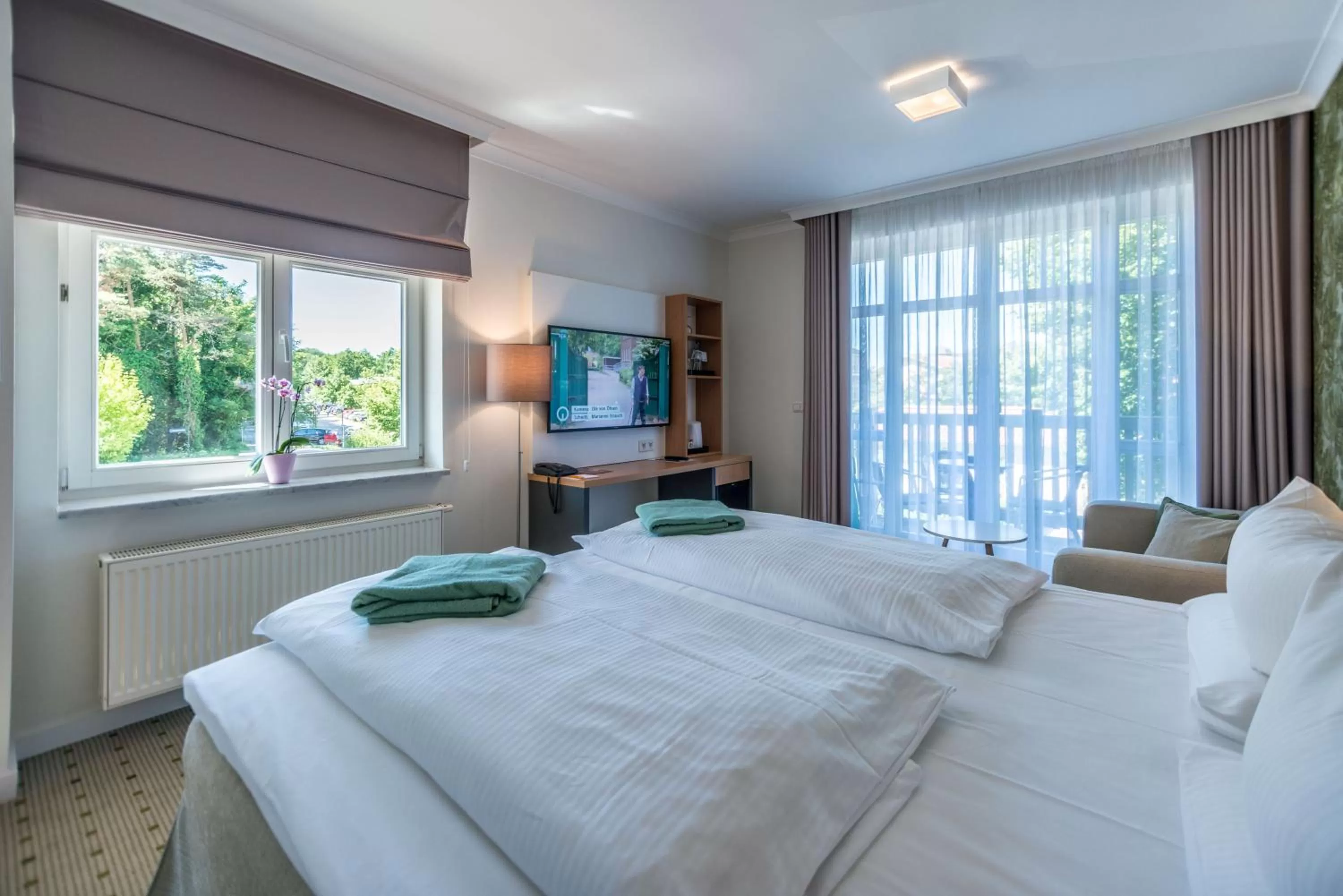 Living room, Bed in Am Weststrand Aparthotel Kühlungsborn