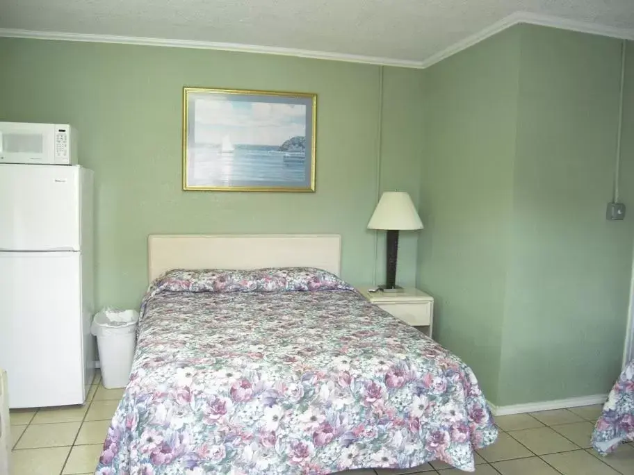 Photo of the whole room, Bed in Bayfront Cottages