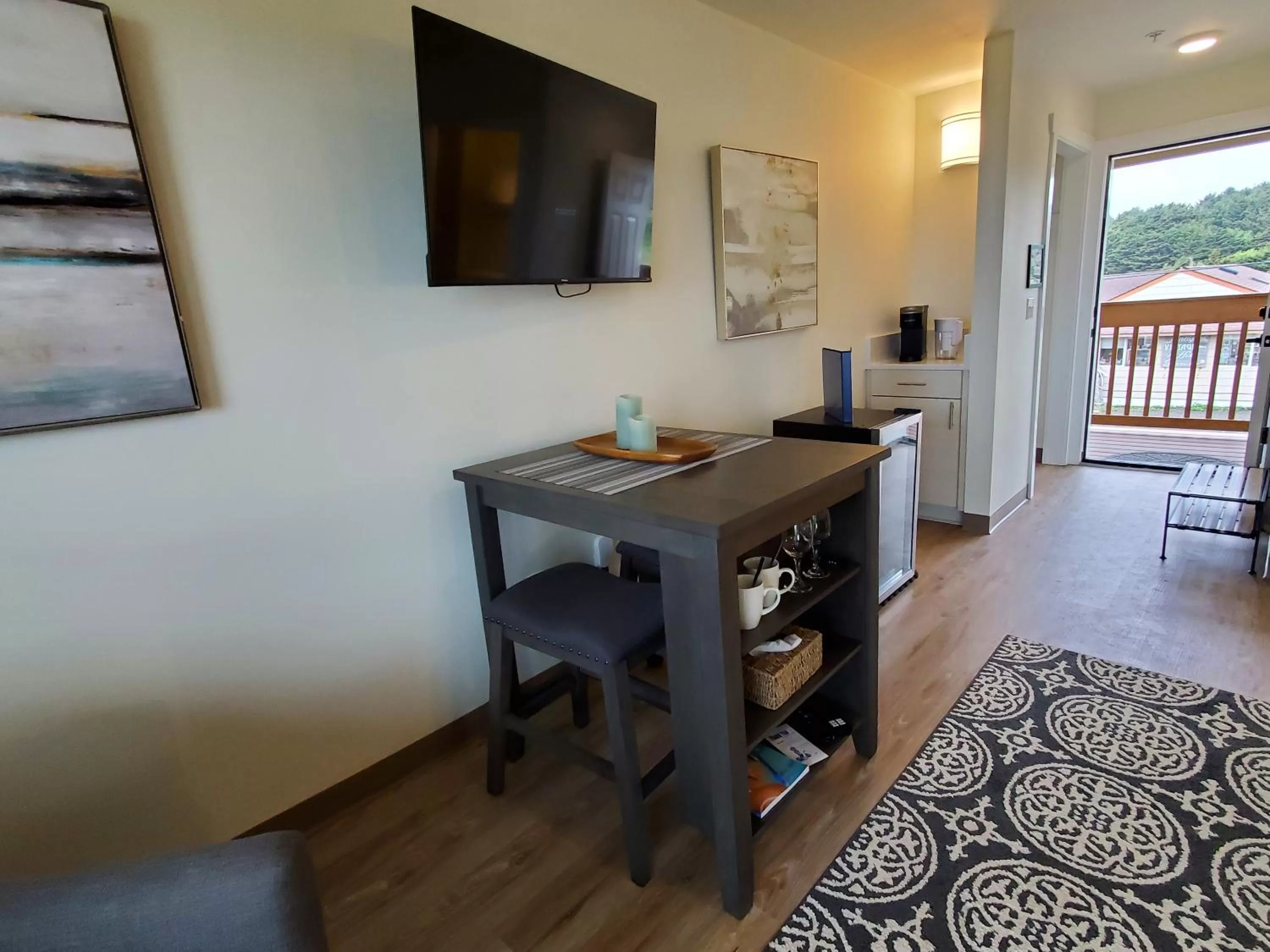 Coffee/tea facilities, TV/Entertainment Center in Moonstone Beach Motel