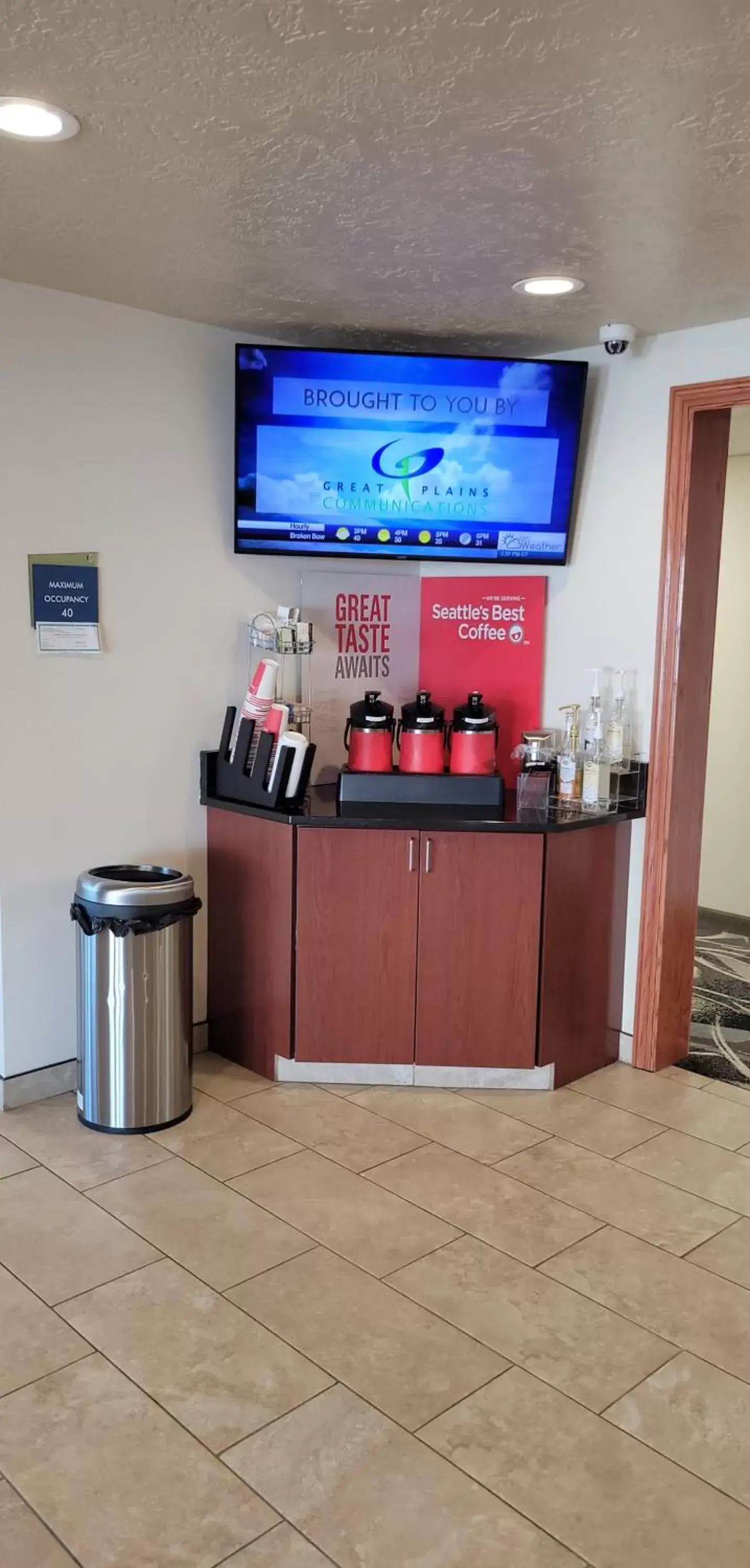 Coffee/tea facilities, TV/Entertainment Center in Boarders Inn & Suites by Cobblestone Hotels - Broken Bow
