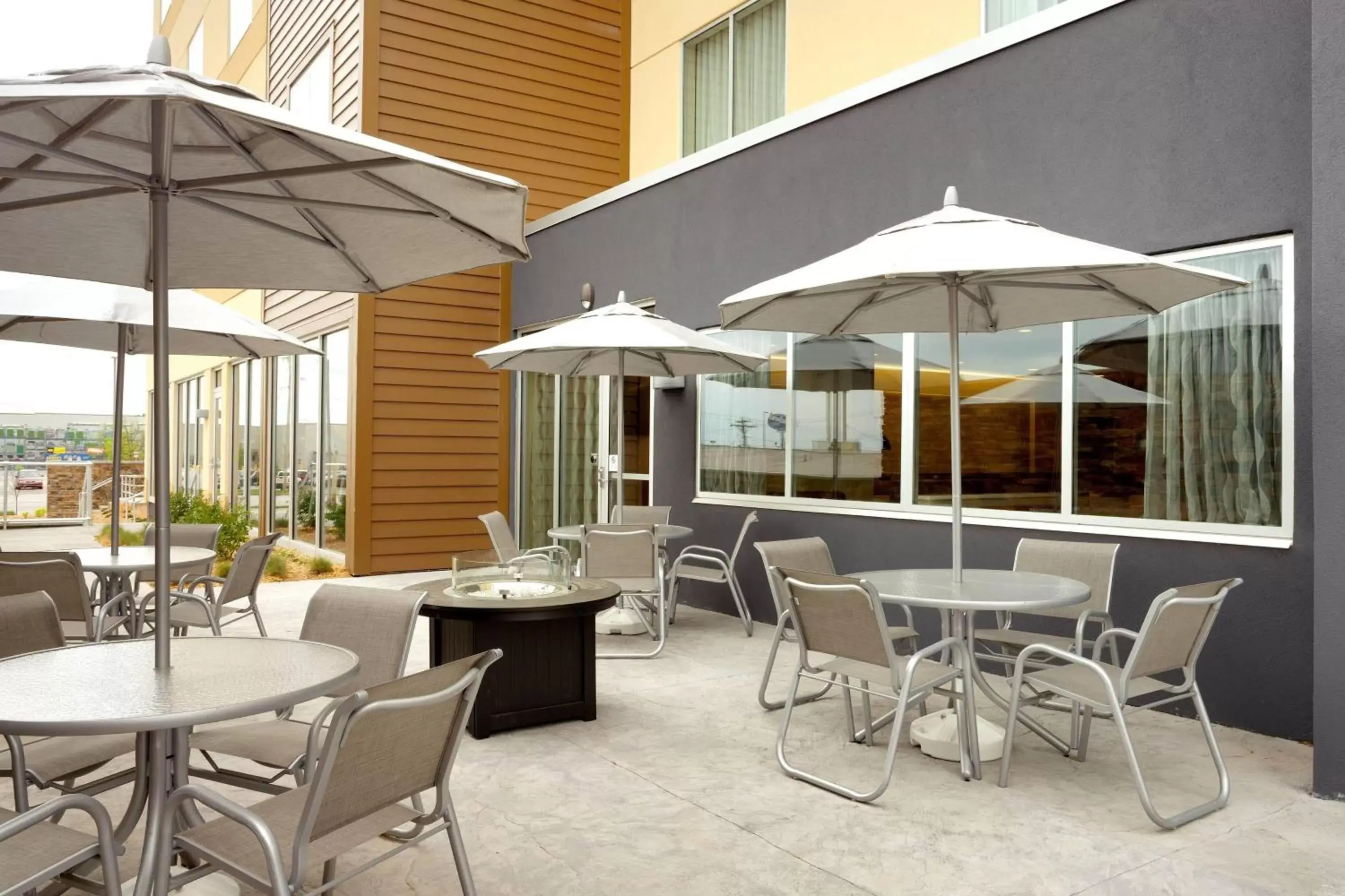 Property building, Patio/Outdoor Area in Fairfield Inn & Suites by Marriott Springfield North