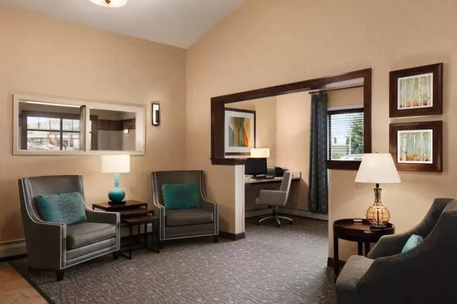 Living room, Seating Area in Days Inn by Wyndham Helena