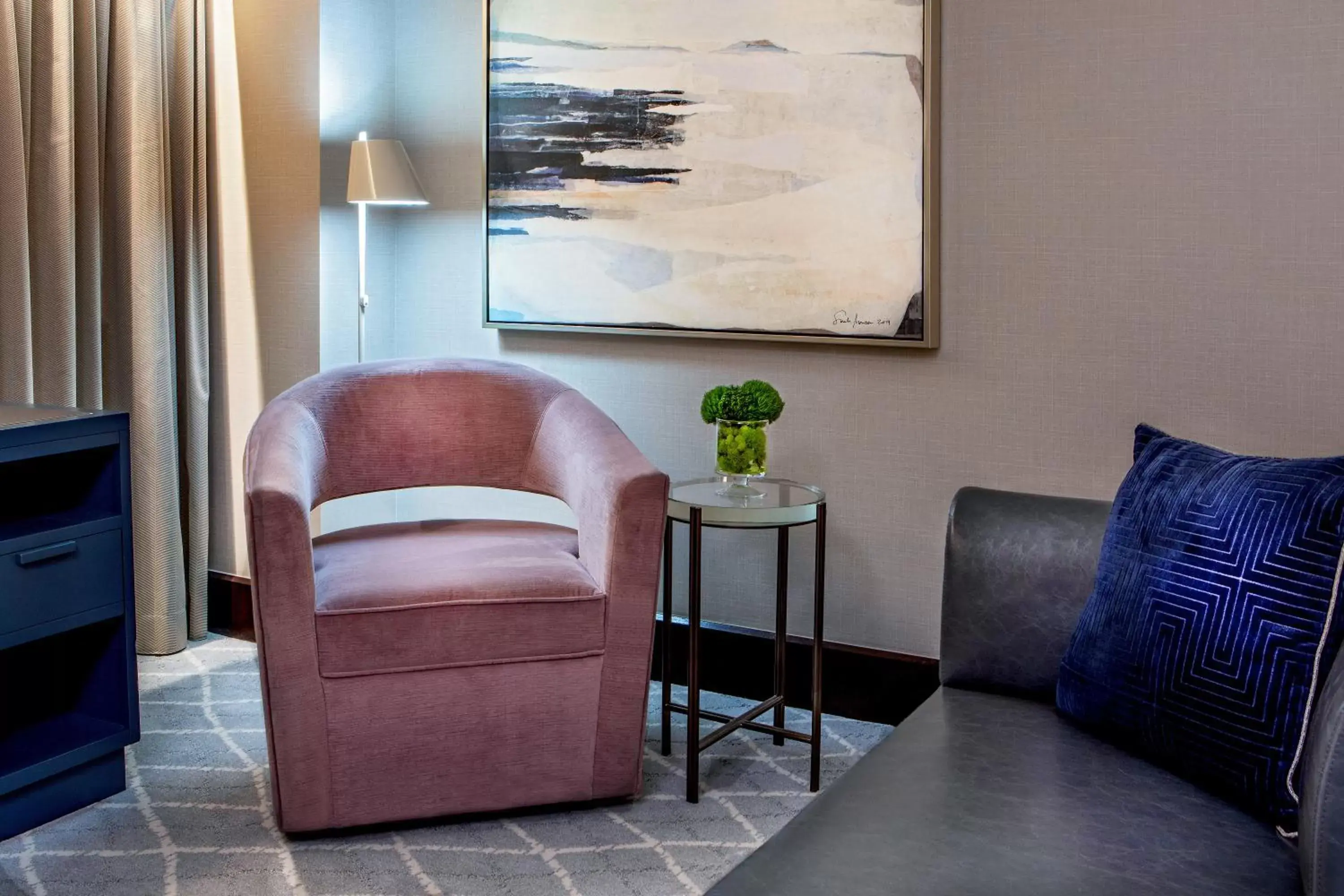 Photo of the whole room, Seating Area in InterContinental Boston, an IHG Hotel