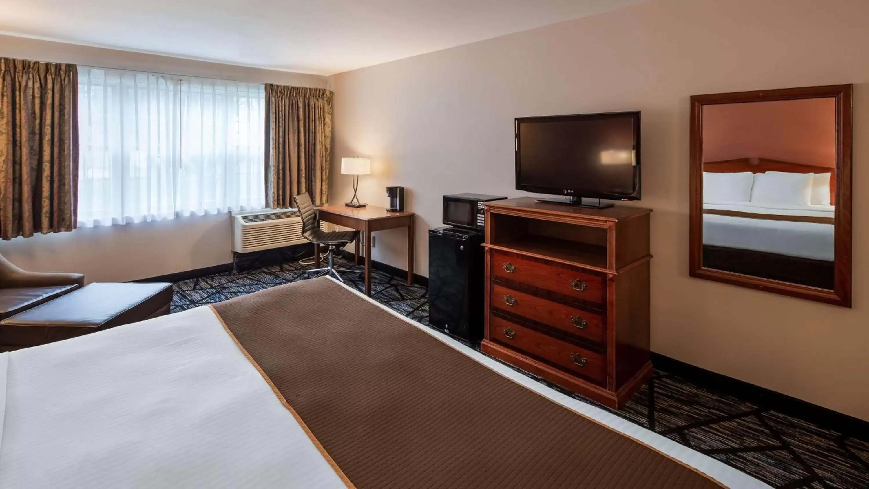 Bedroom, TV/Entertainment Center in SureStay Plus Hotel by Best Western Auburn