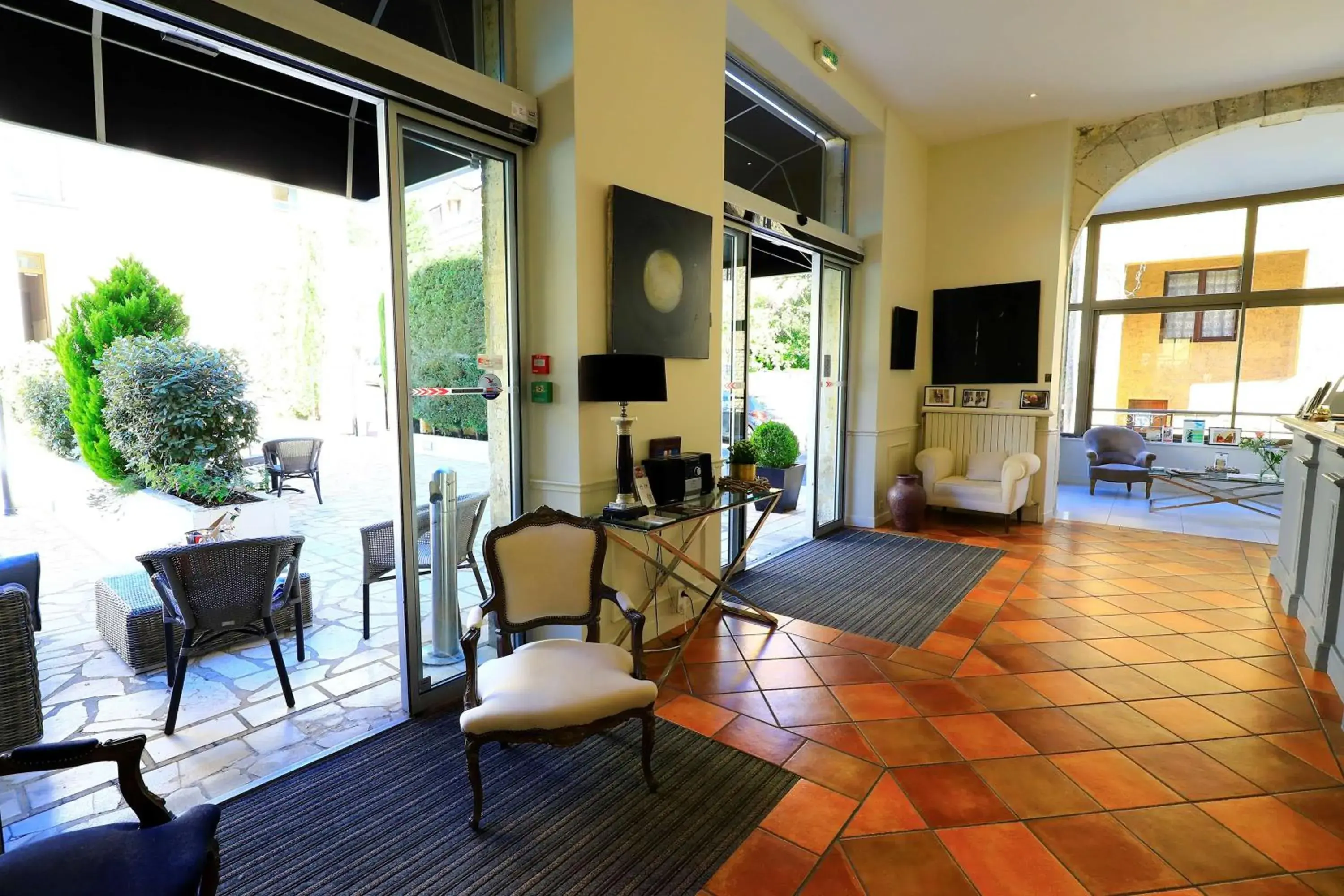 Lobby or reception, Dining Area in Best Western Le Renoir