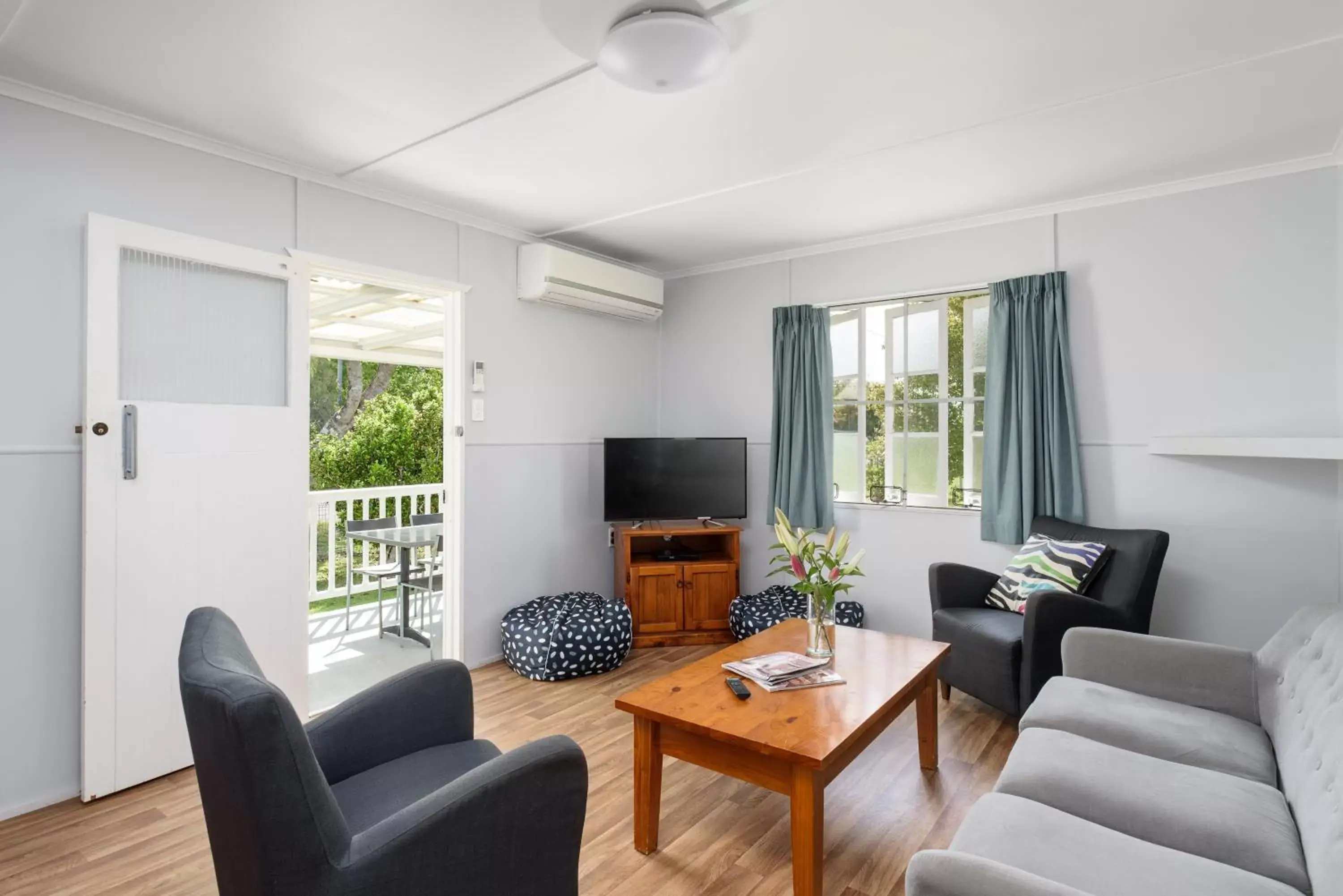 Living room, Seating Area in Tin Can Bay's Sleepy Lagoon Motel