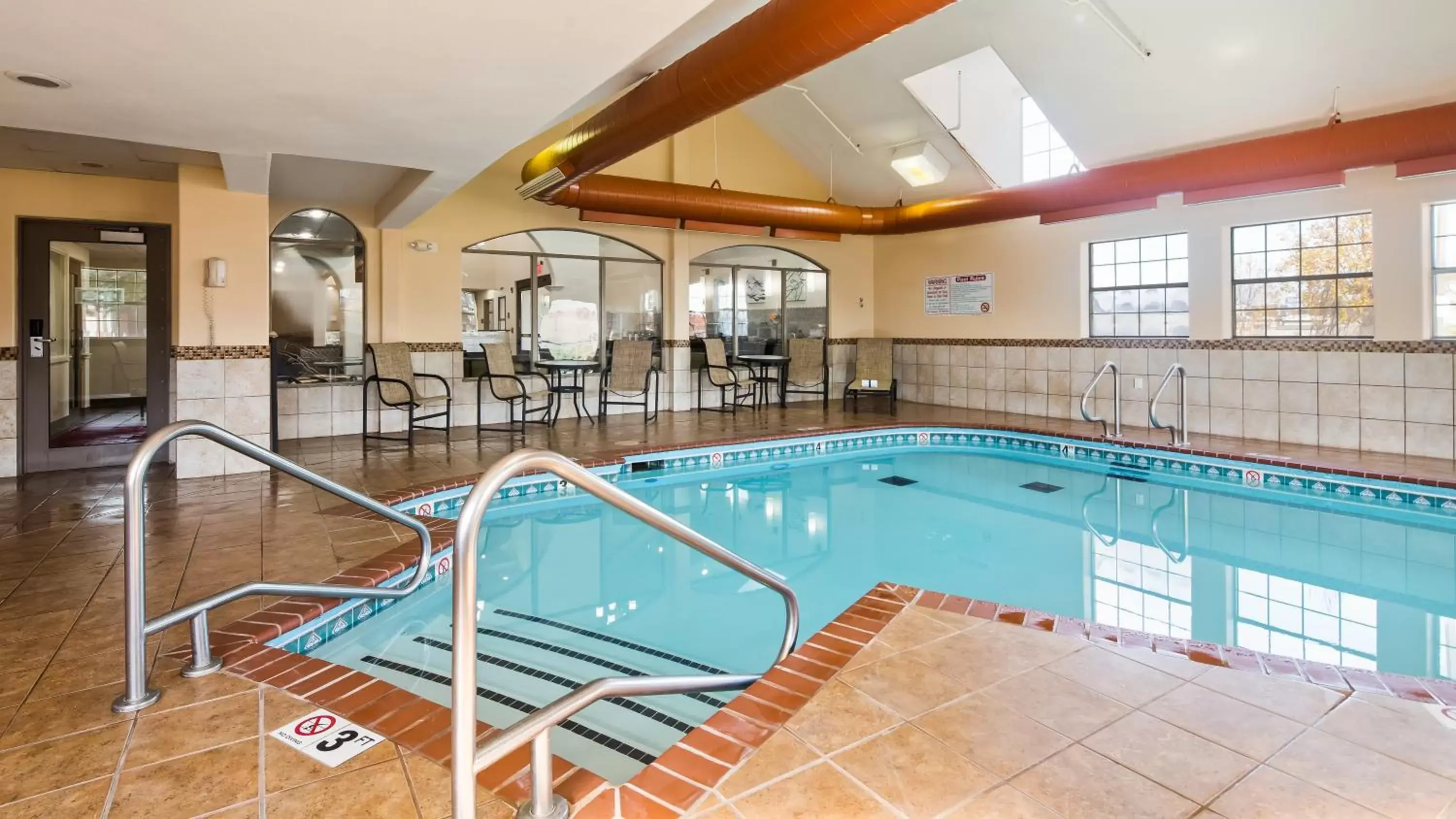 Swimming pool in Best Western PLUS Tulsa Inn & Suites Swimming pool in Best Western PLUS Tulsa Inn & Suites