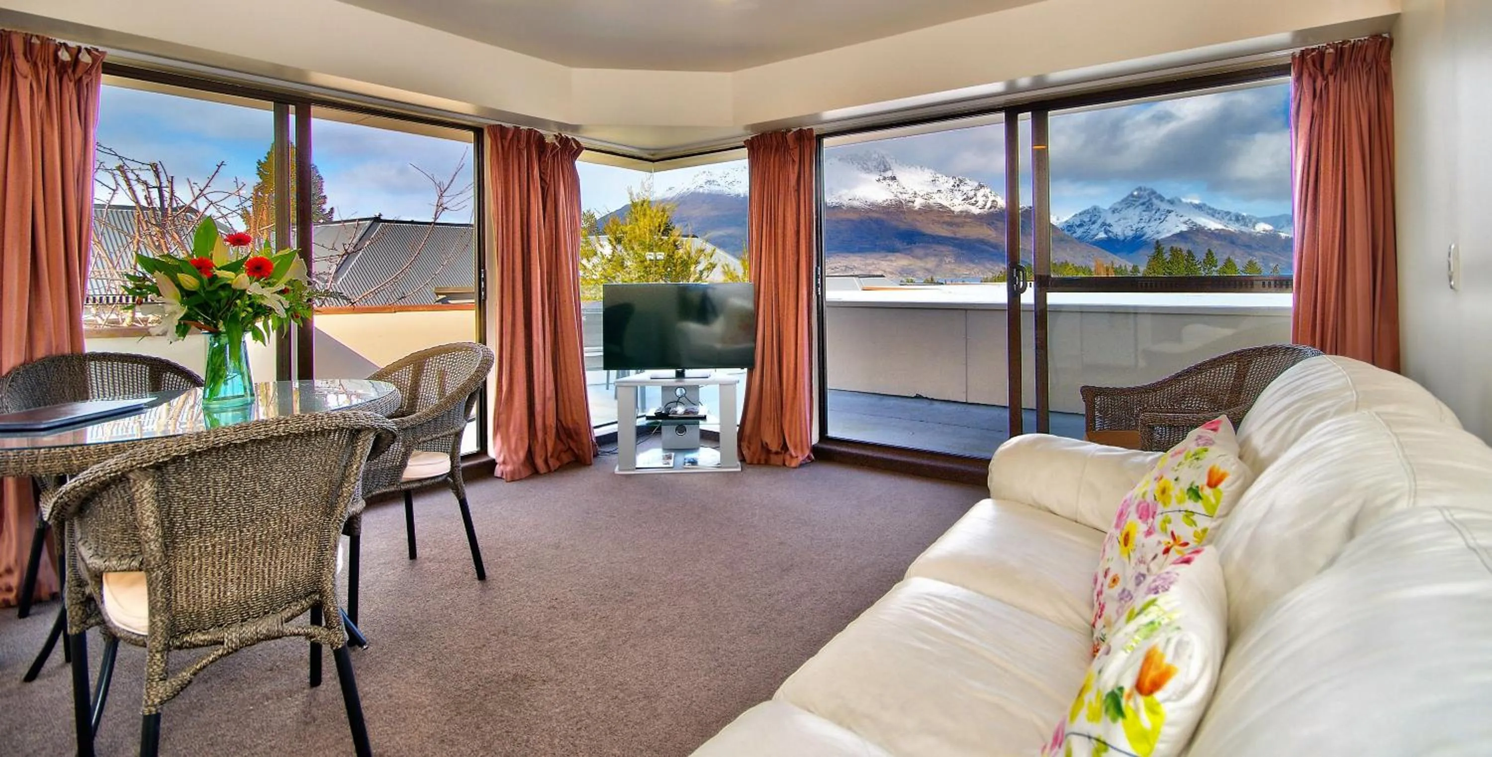 Living room in Melbourne Lodge Queenstown