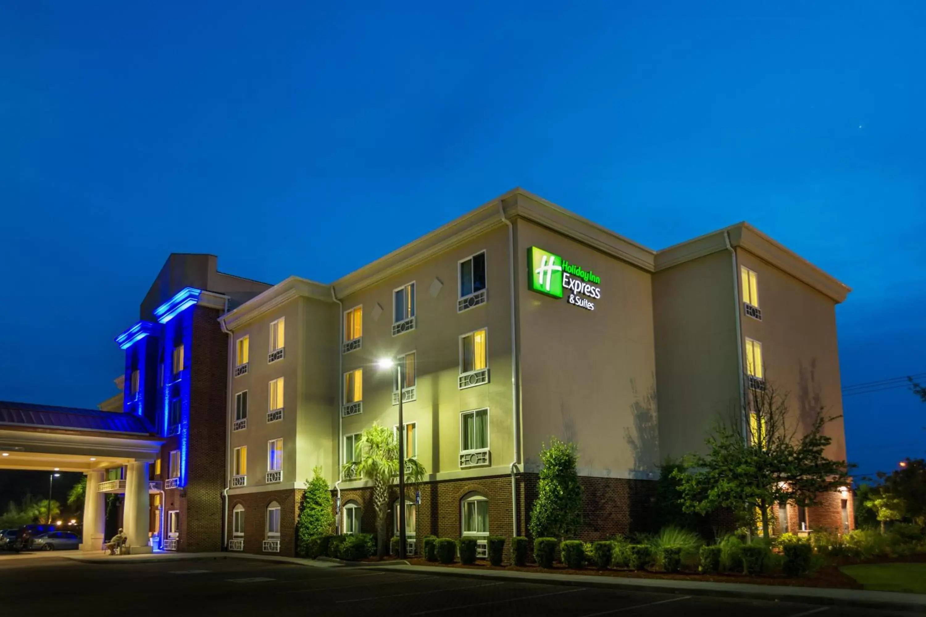 Property Building in Holiday Inn Express Hotel & Suites Savannah Midtown, an IHG Hotel
