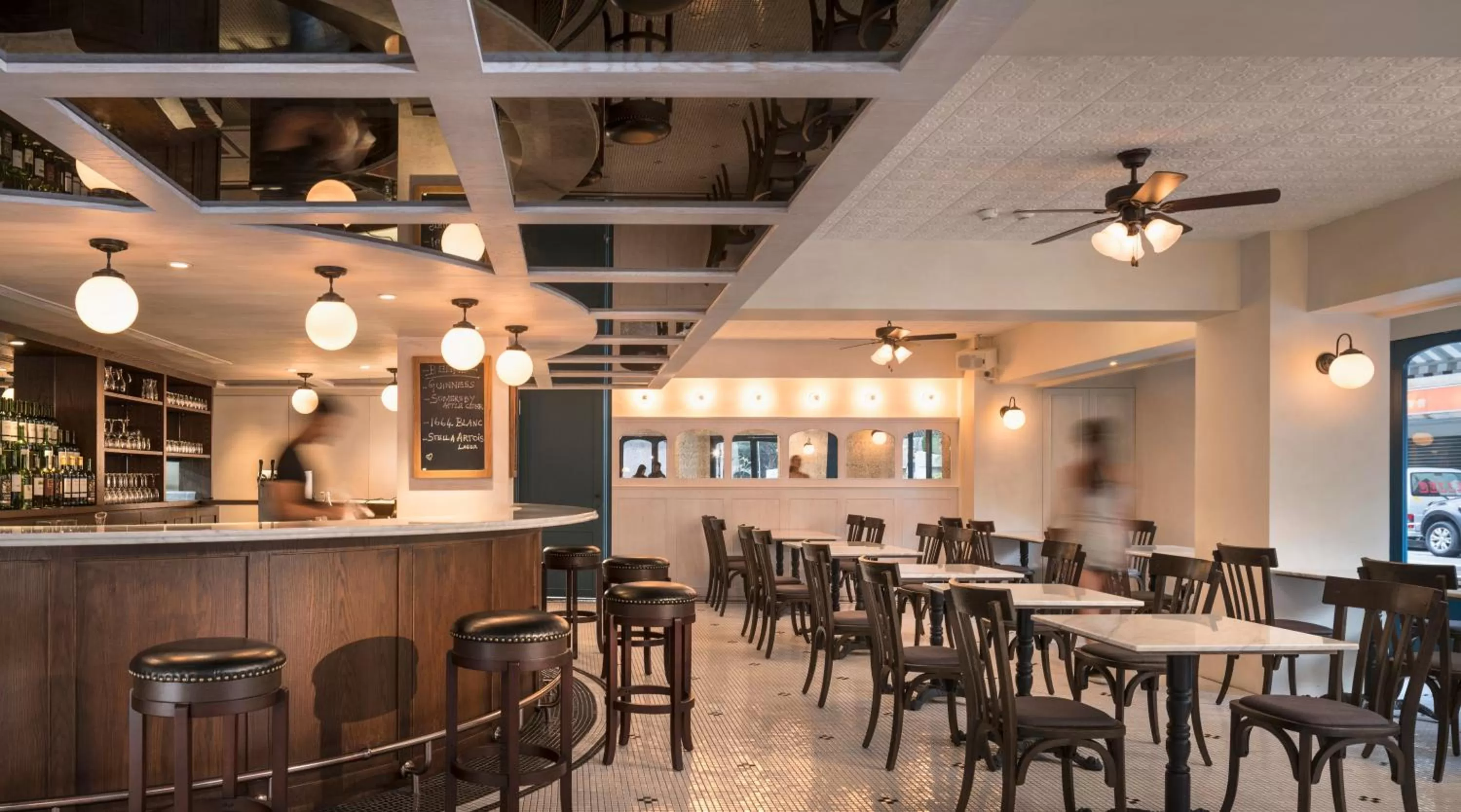 Restaurant/places to eat in Swiio Hotel Daan