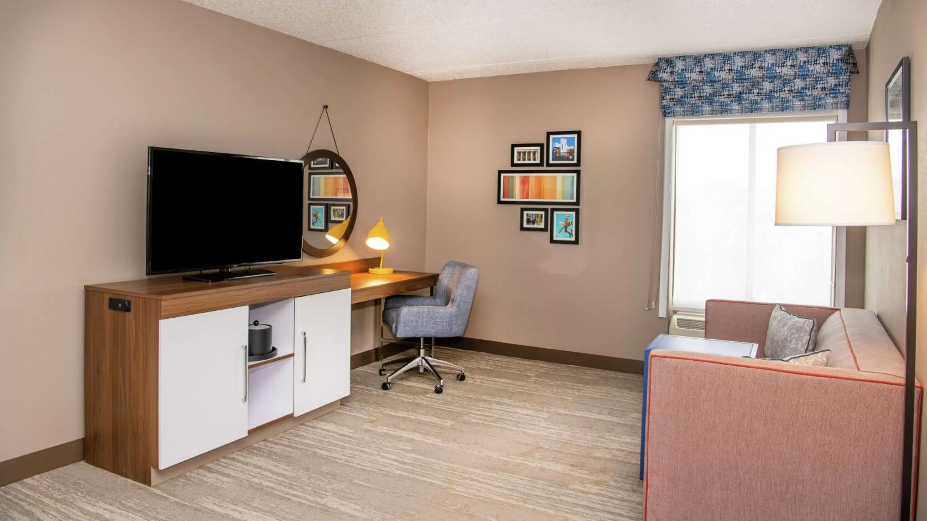 Photo of the whole room, TV/Entertainment Center in Hampton Inn Cleveland-Solon