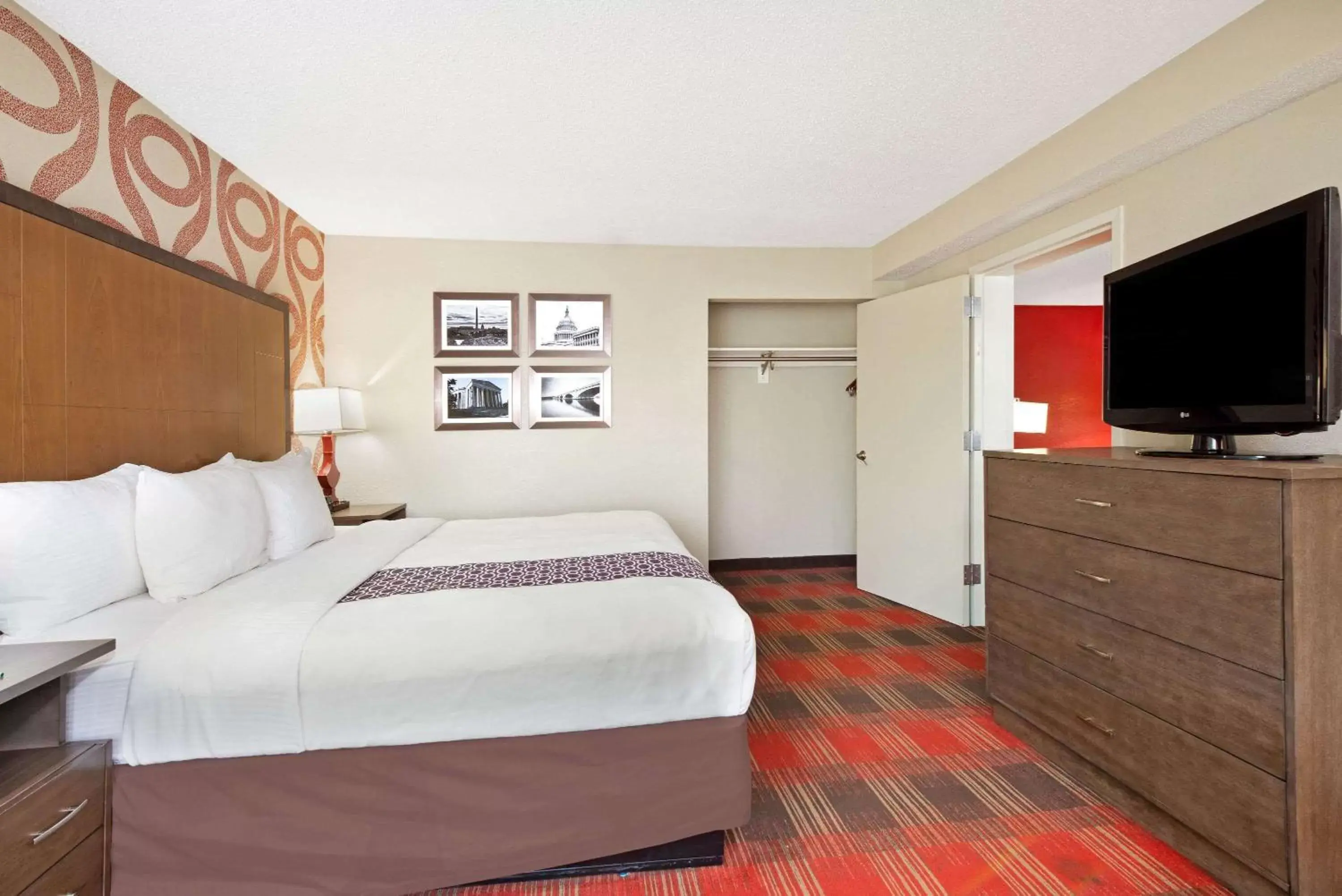 Photo of the whole room, Bed in La Quinta Inn & Suites by Wyndham DC Metro Capital Beltway