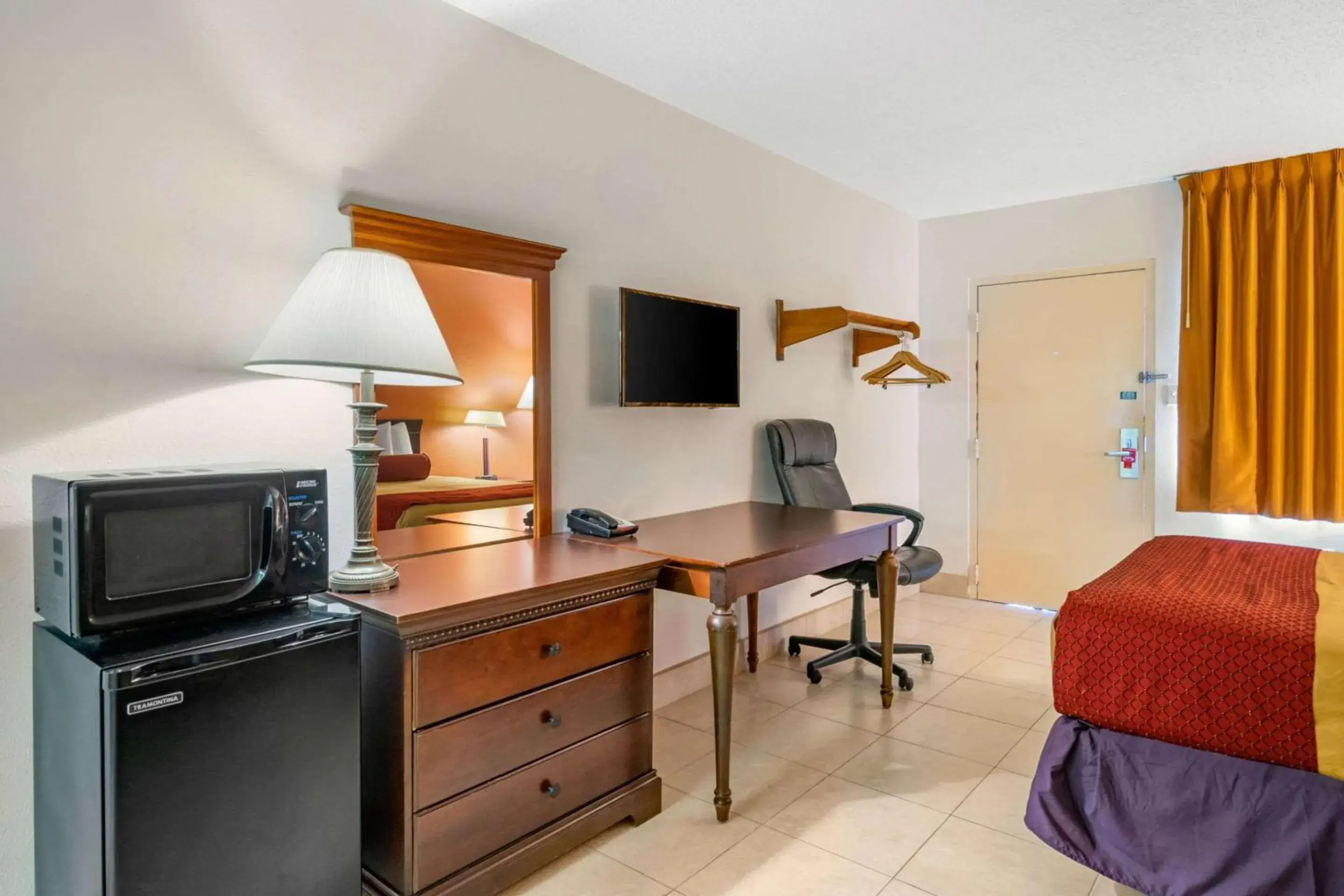 Photo of the whole room, TV/Entertainment Center in Econo Lodge North