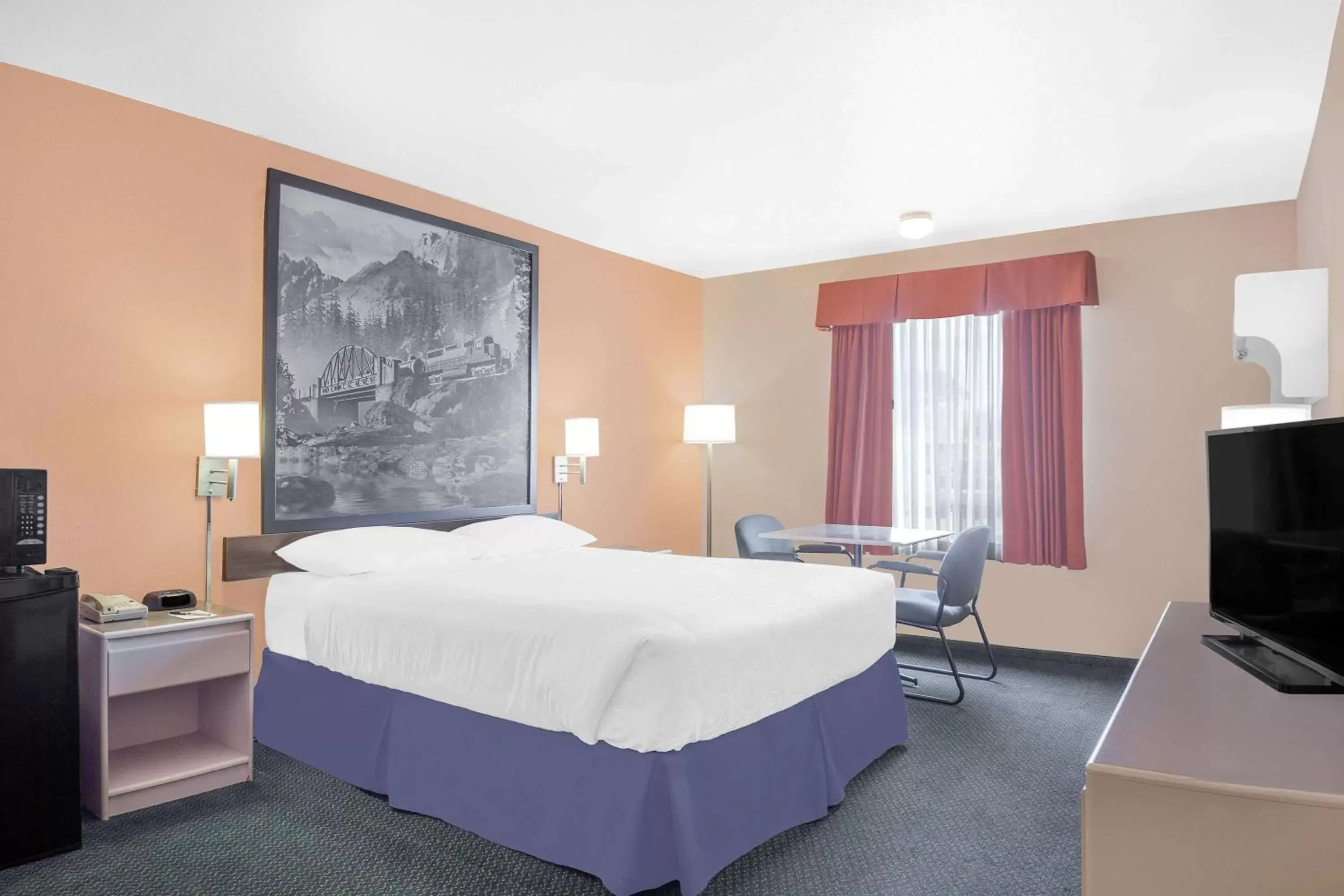 Photo of the whole room, Bed in Super 8 by Wyndham Cranbrook