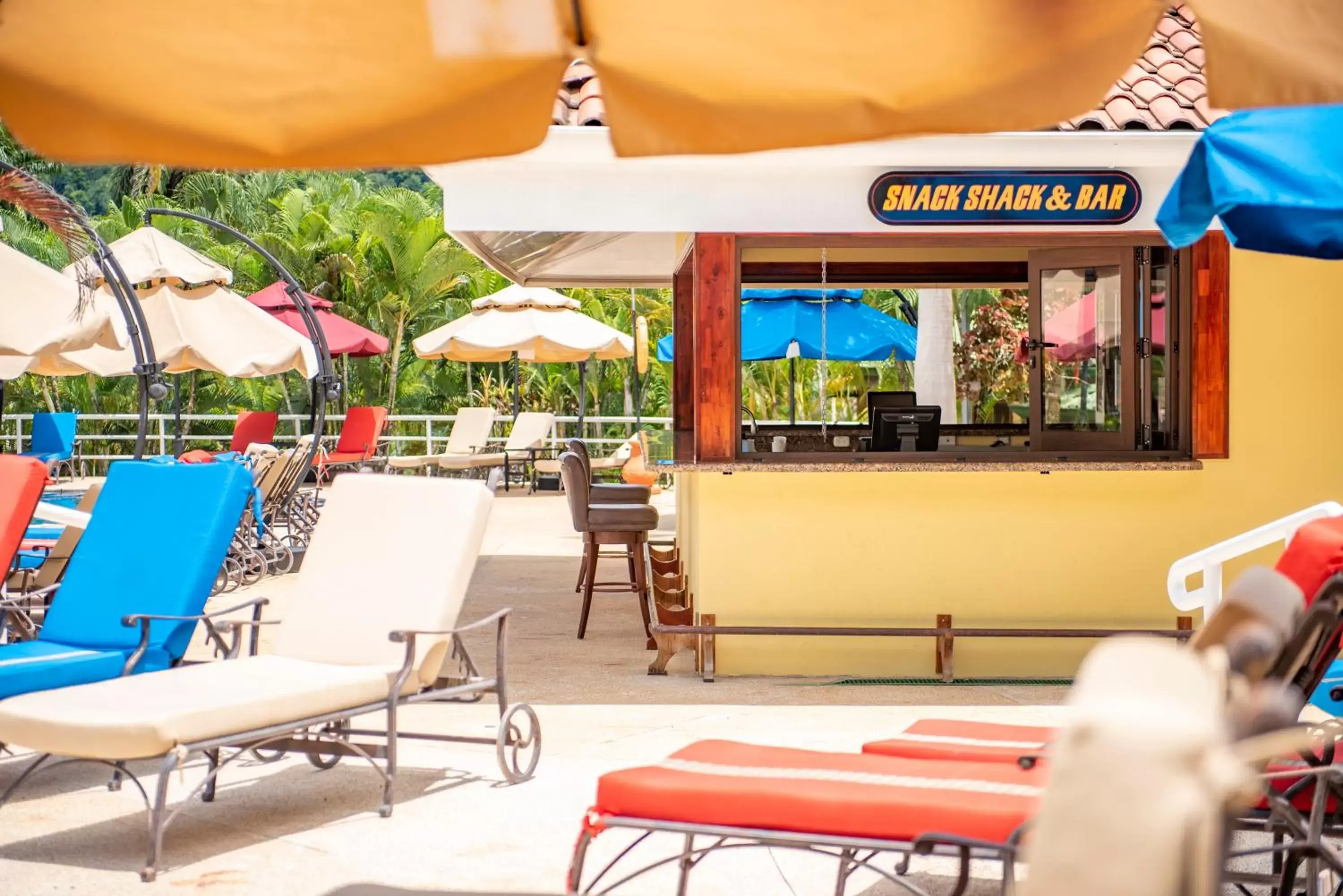 Lounge or bar in Hotel Casa Roland Golfito Resort