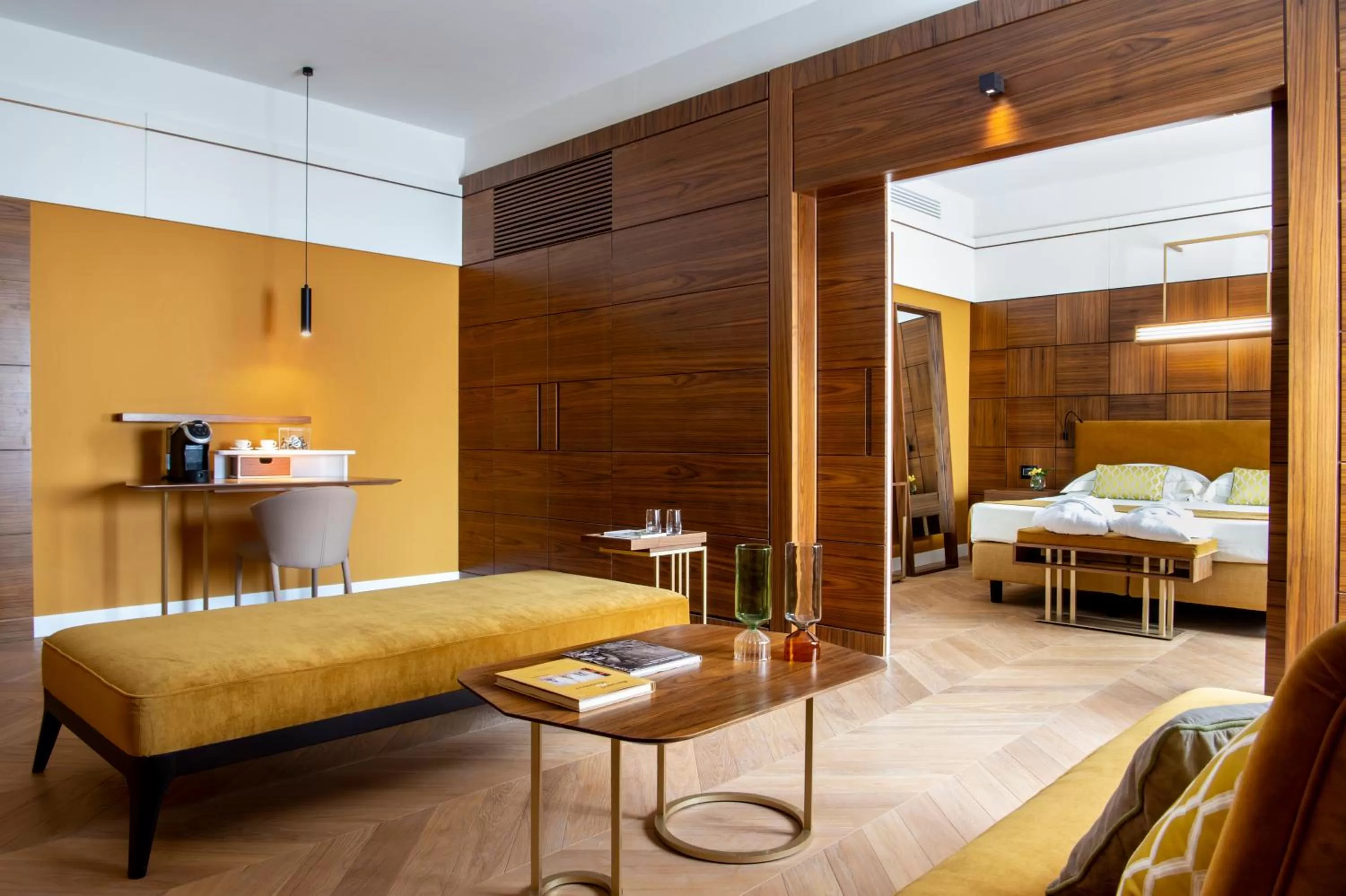 Living room, Bed in Hotel degli Orafi