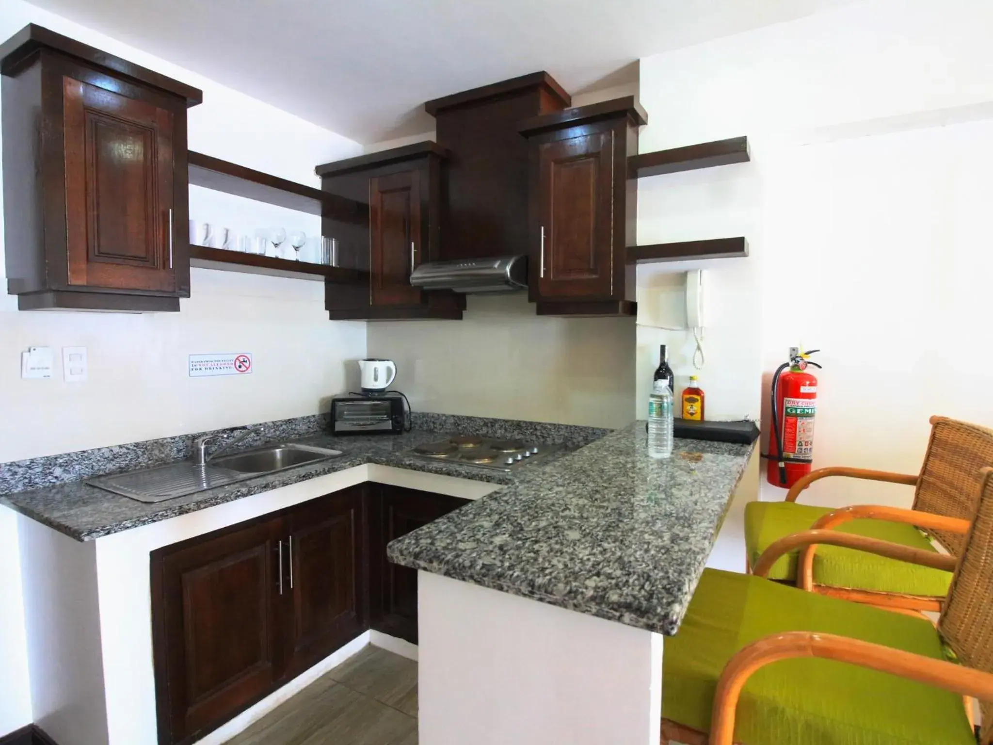 Kitchen or kitchenette, Kitchen/Kitchenette in Manarra Sea View Resort