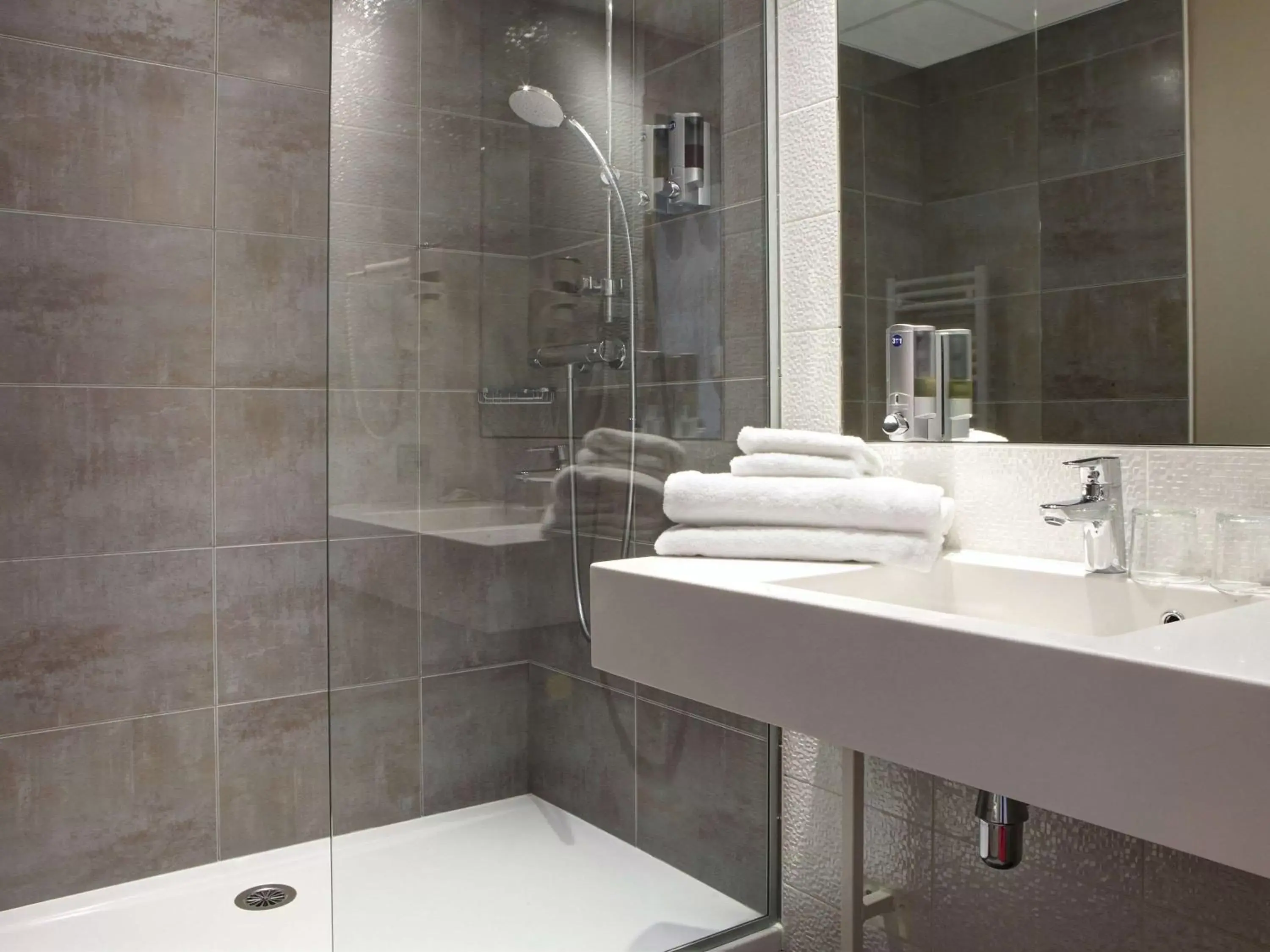 Photo of the whole room, Bathroom in Hôtel ibis Styles Montargis Arboria