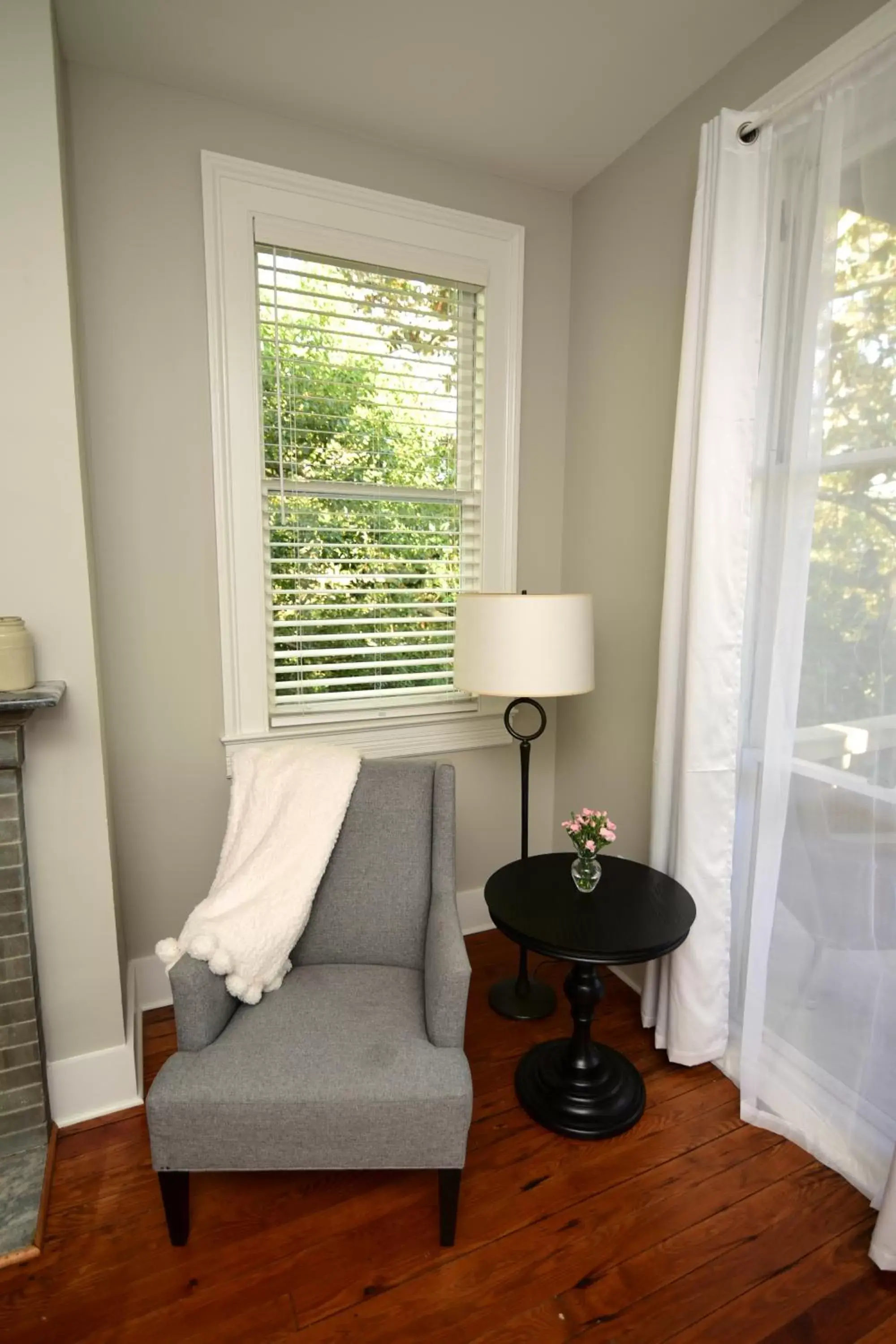 Seating Area in 607 Bay Luxurious Guest Rooms