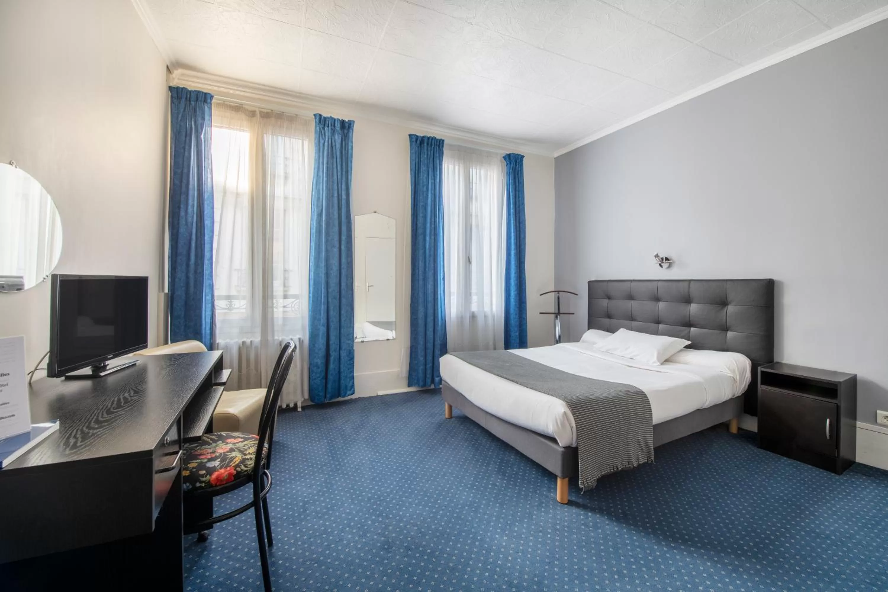 Photo of the whole room, Bed in Royal Hotel Versailles