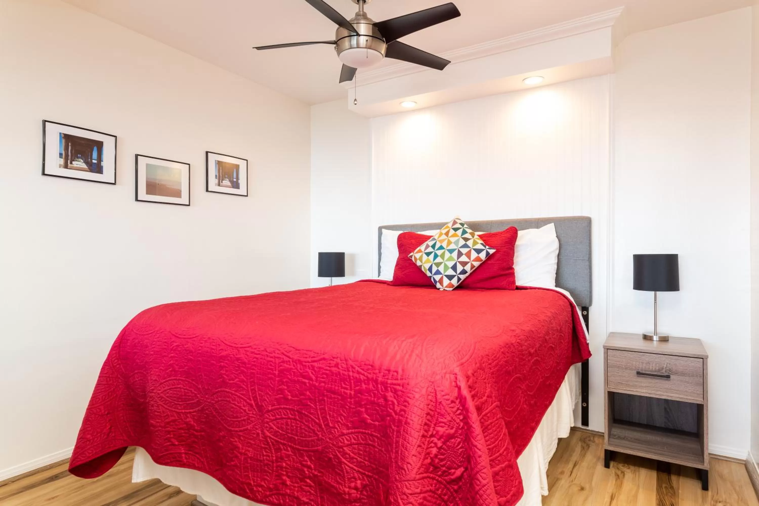 Photo of the whole room, Bed in The Sea View Inn At The Beach