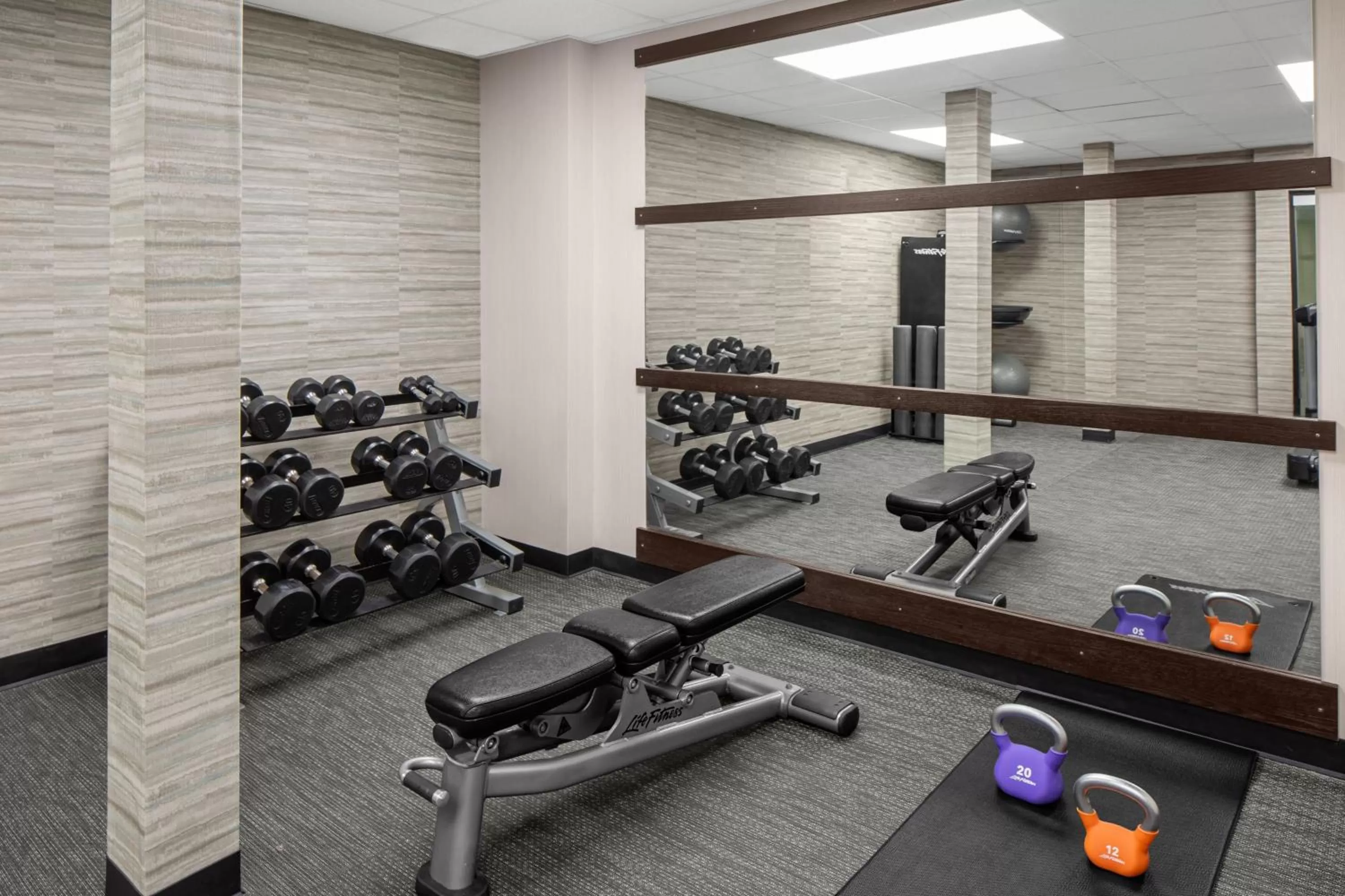 Fitness centre/facilities in Courtyard Detroit Brighton