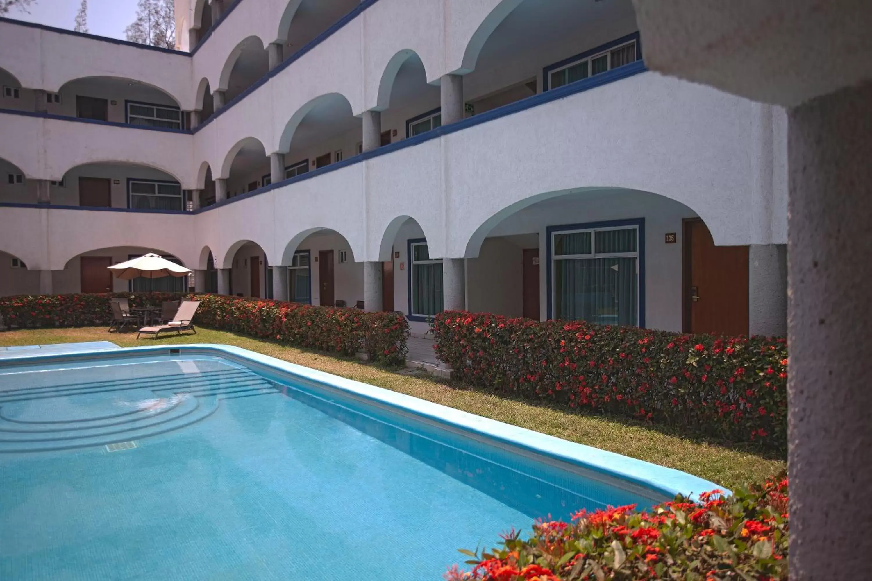 Swimming Pool in Hotel Arcos Aeropuerto