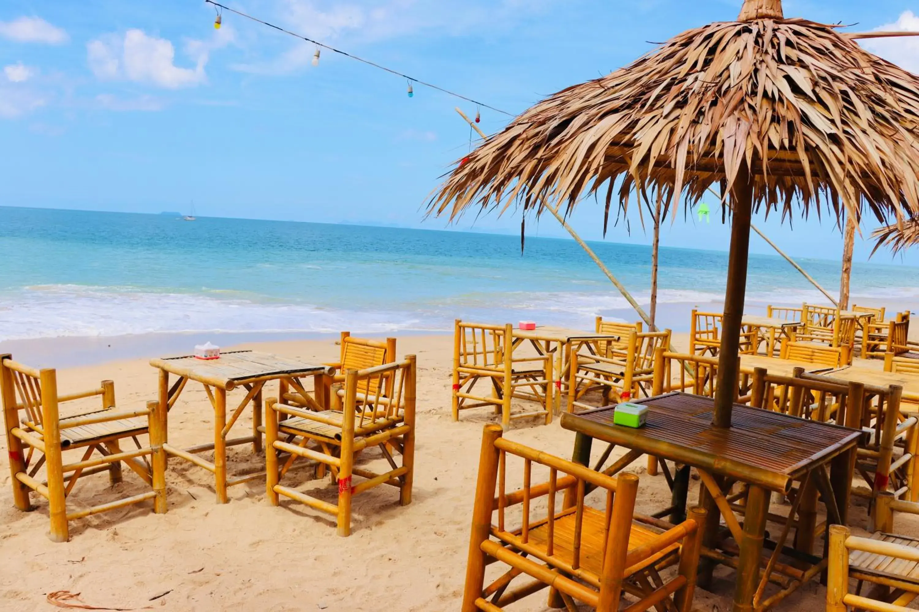 Restaurant/places to eat, Beach in Lanta Palm Beach Resort