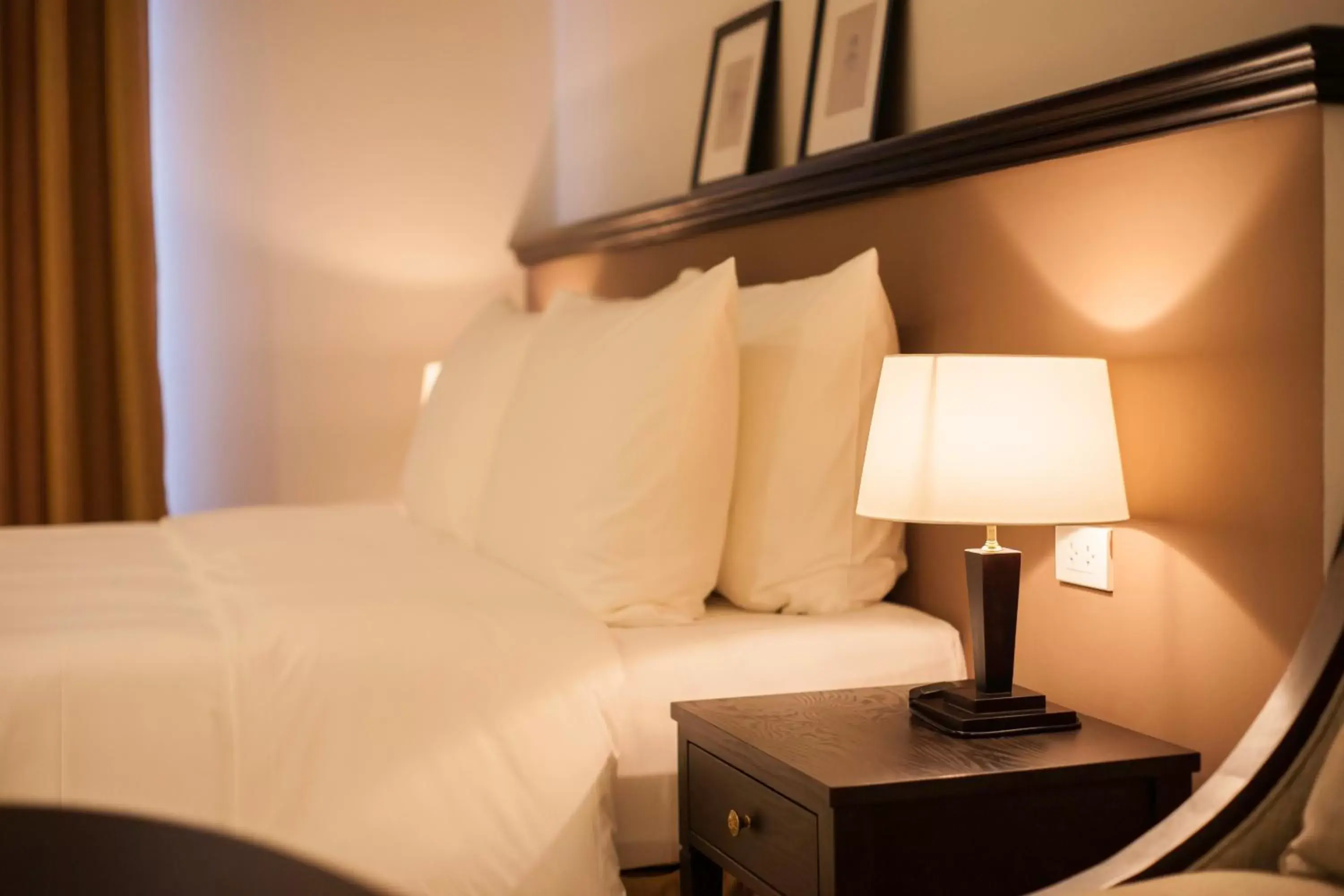 Bed in The Alcove Library Hotel