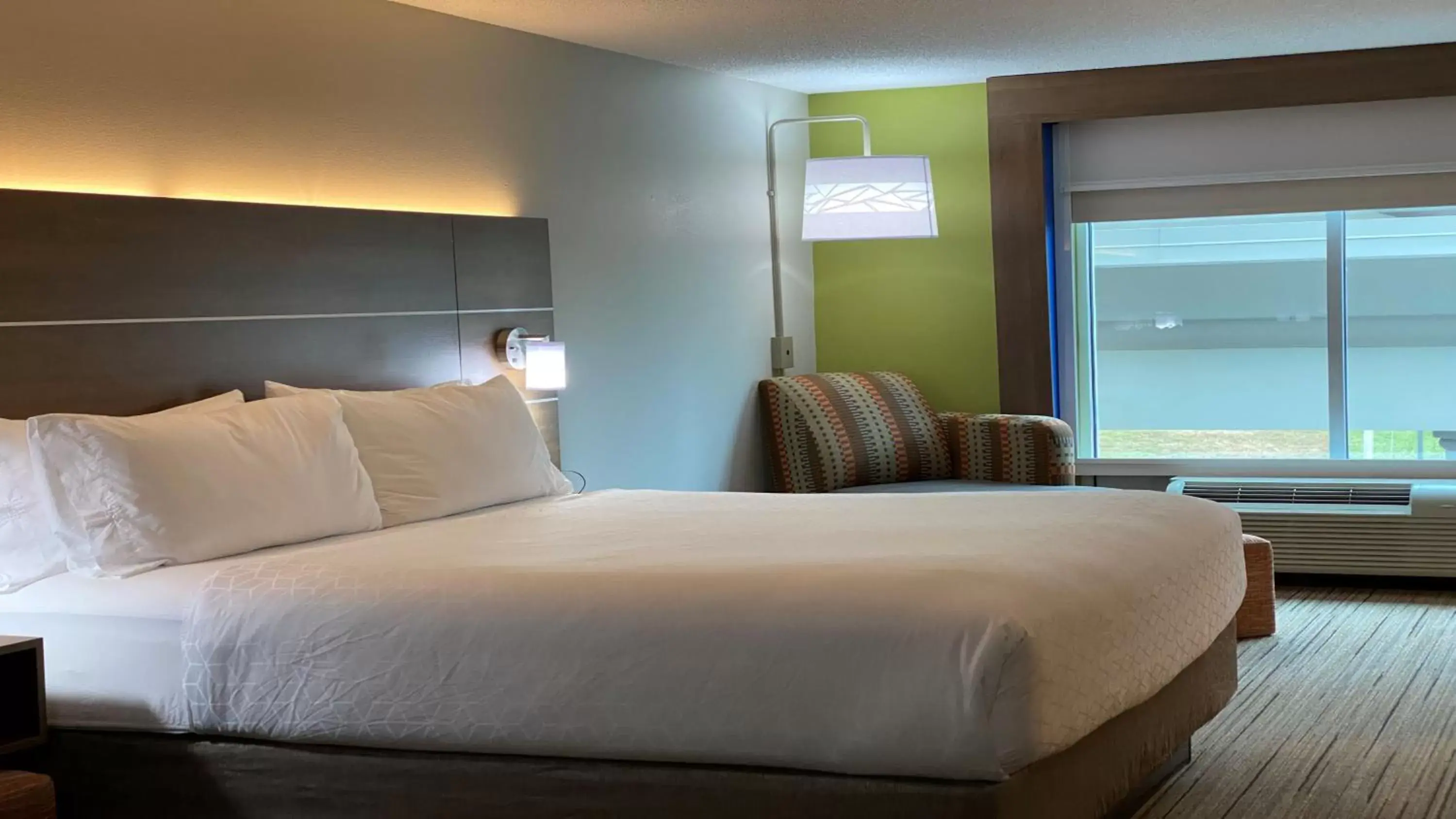 Bedroom, Bed in Holiday Inn Express Hotel & Suites Somerset Central, an IHG Hotel