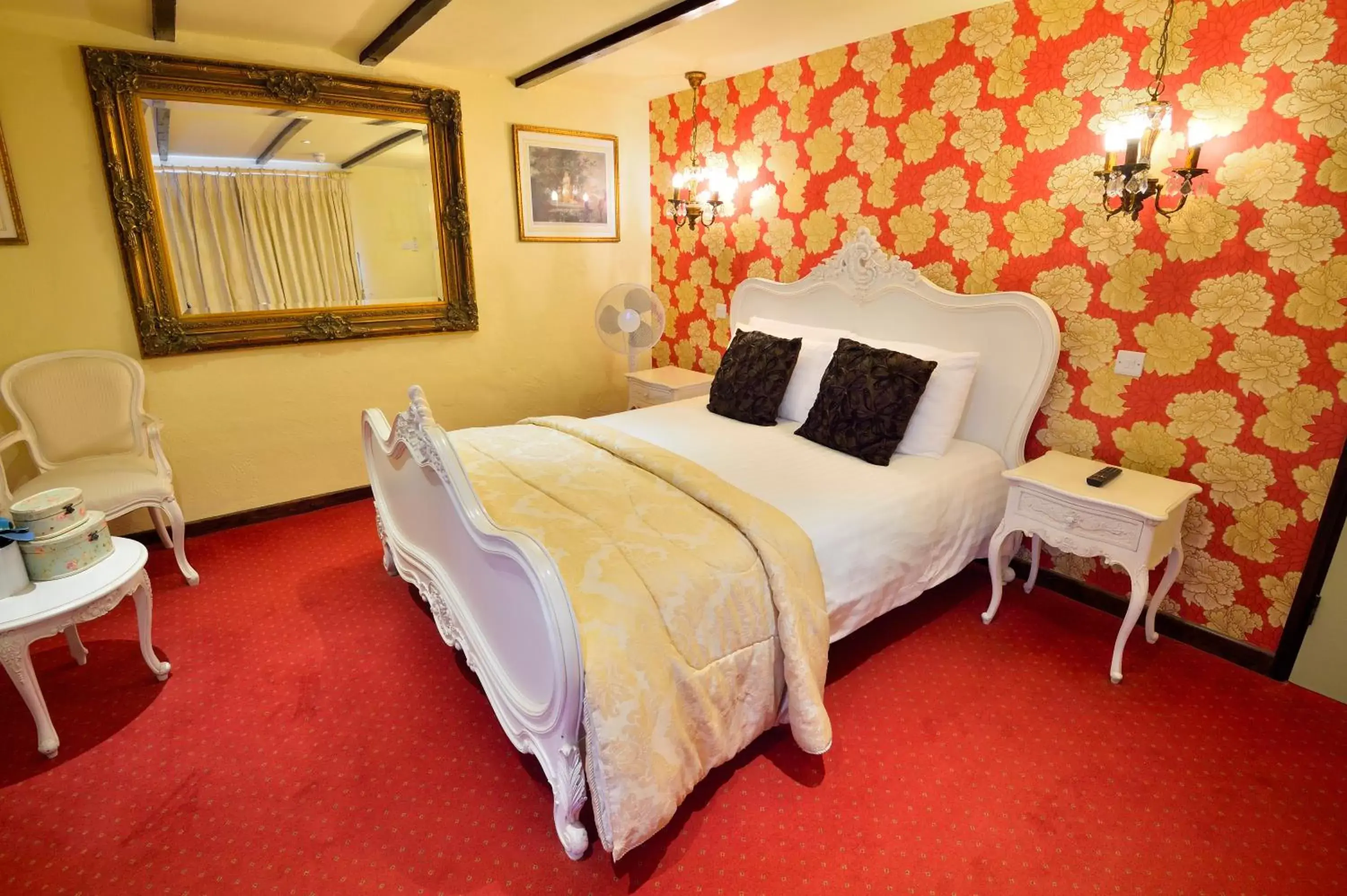 Bedroom, Bed in The Roundabout Hotel