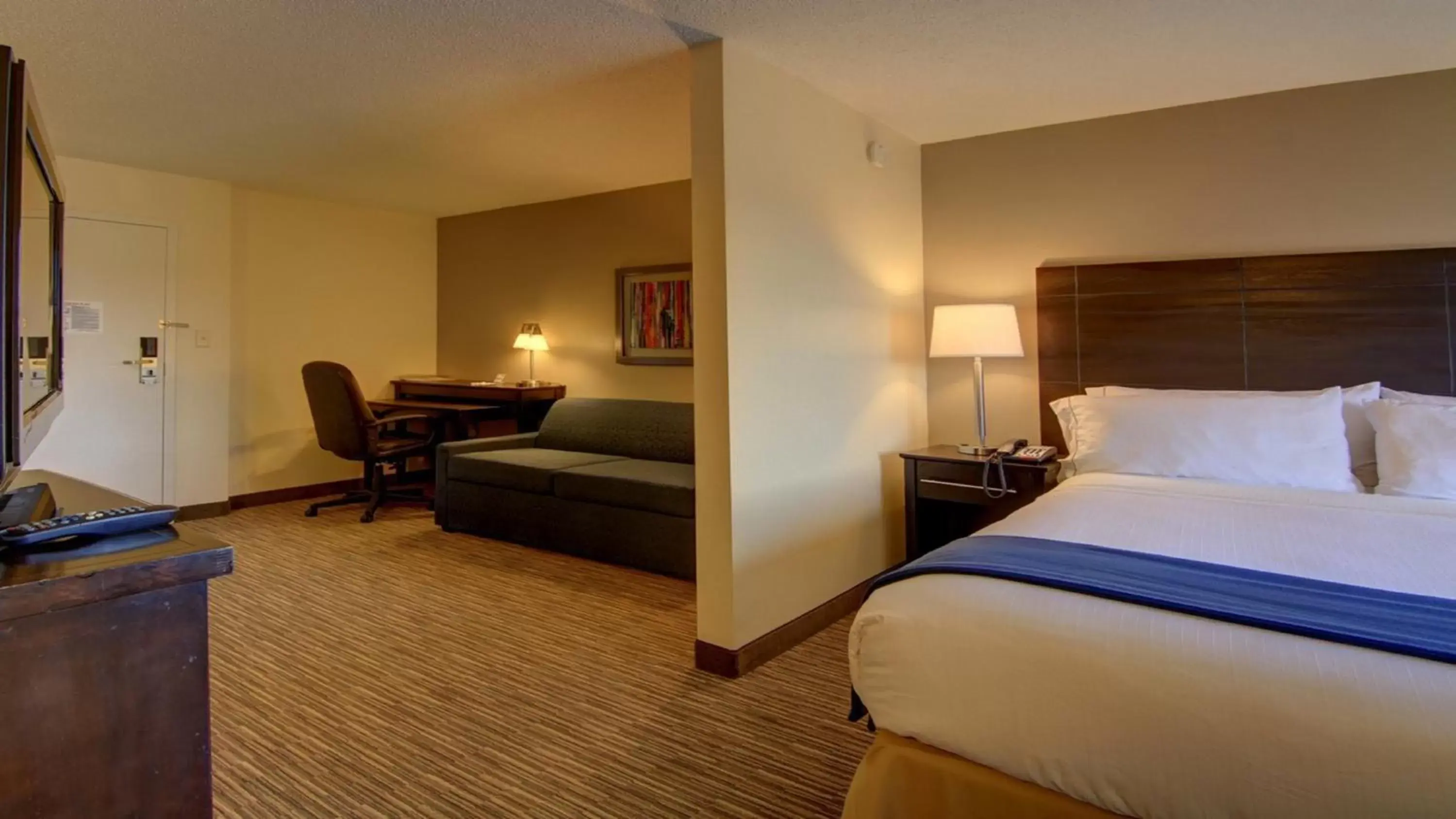 Photo of the whole room, Bed in Holiday Inn Express & Suites Alpharetta, an IHG Hotel