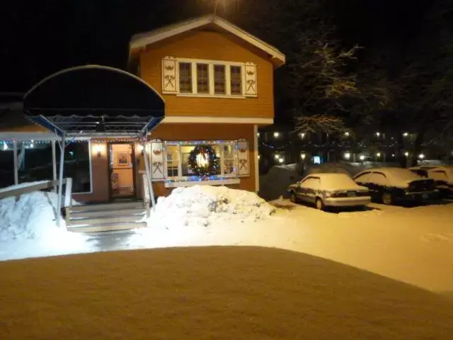 Facade/entrance, Winter in Viking Motel