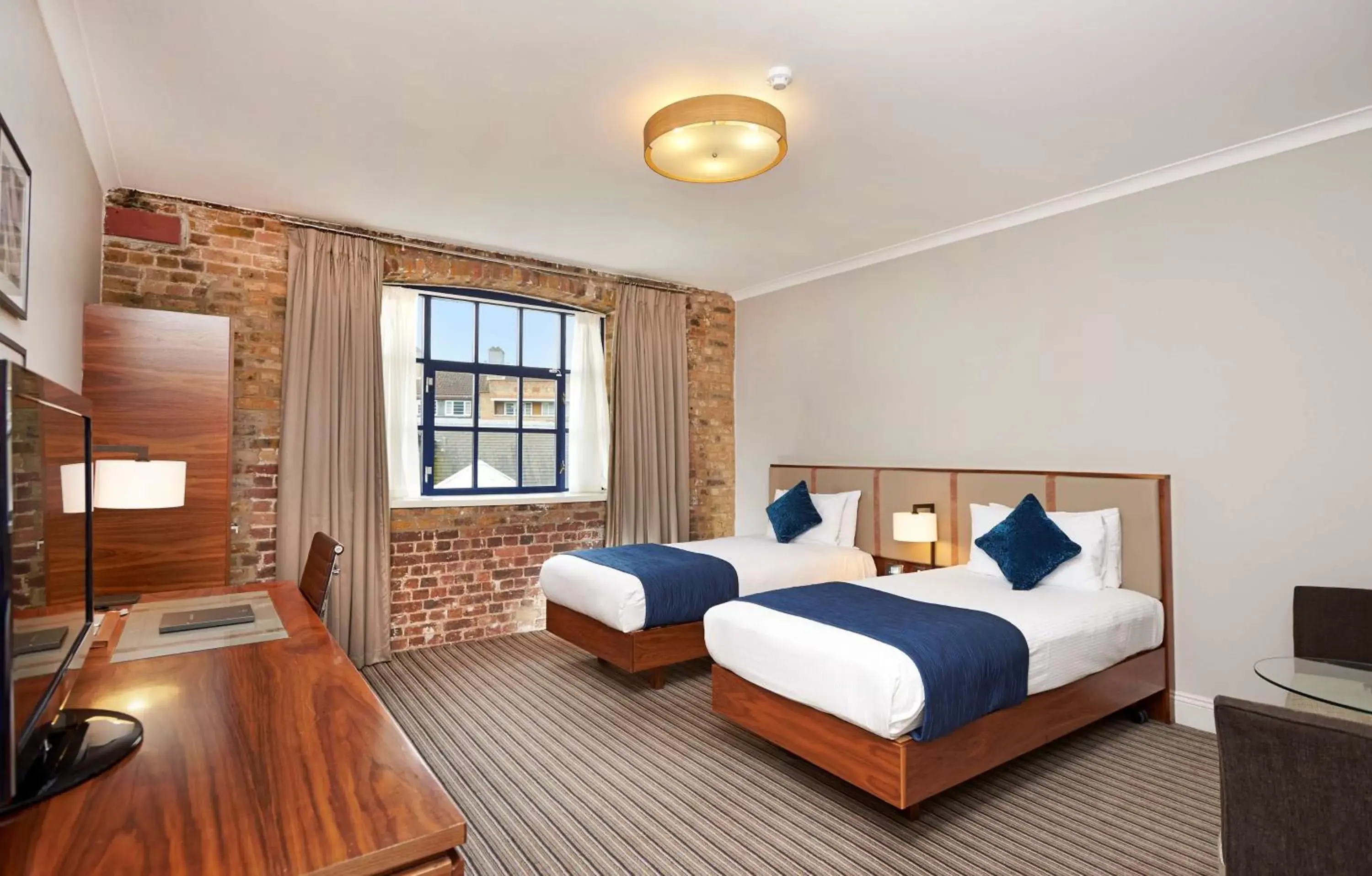Bed in DoubleTree by Hilton London – Docklands Riverside