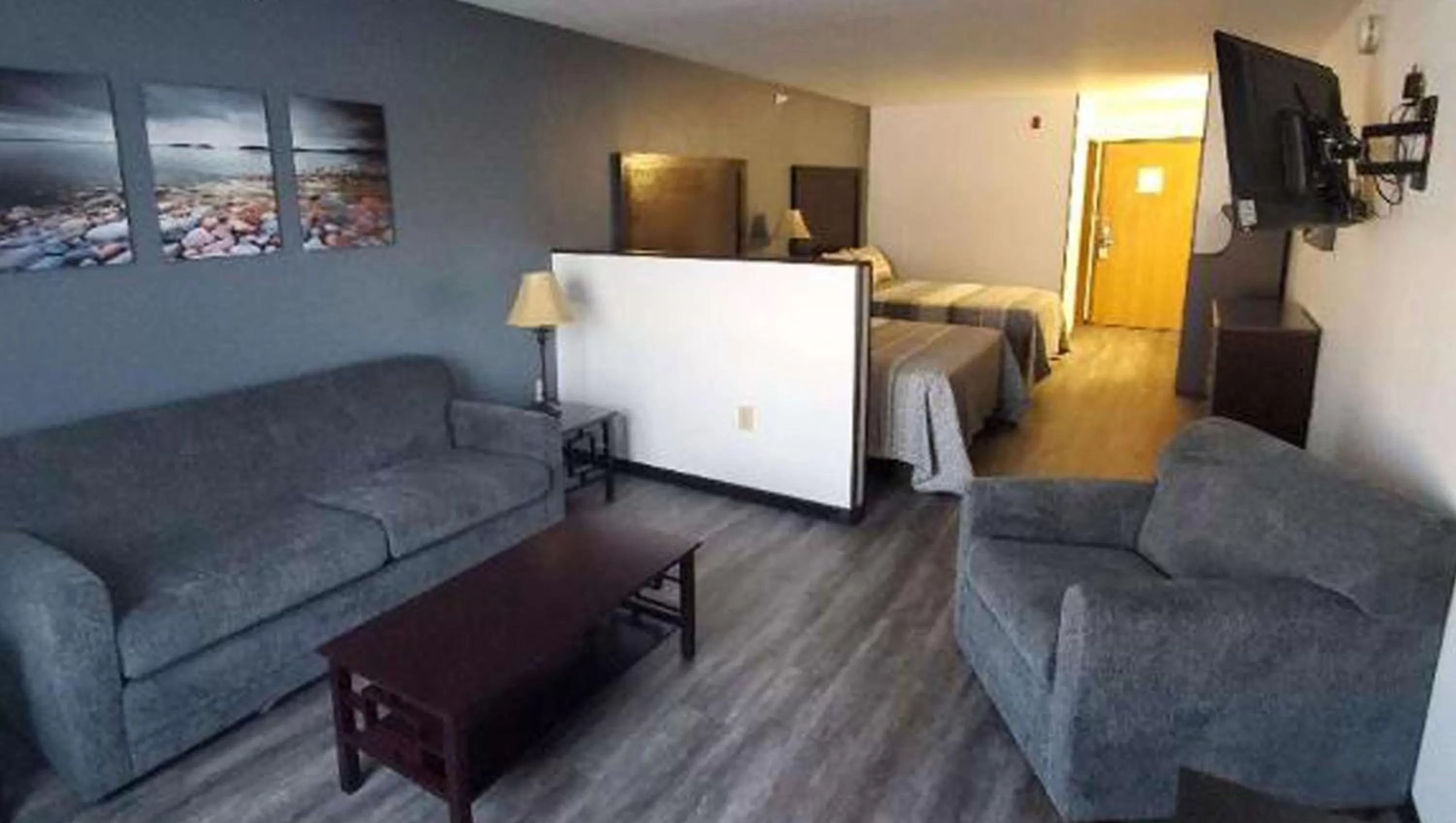 Photo of the whole room in Jasper Ridge Inn Ishpeming