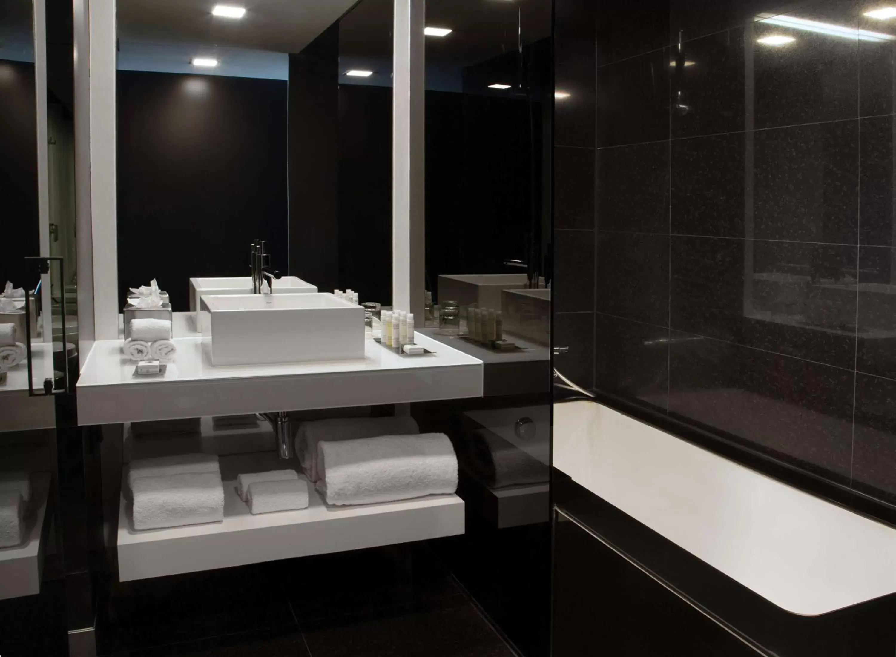 Bathroom in DoubleTree by Hilton Lisbon Fontana Park