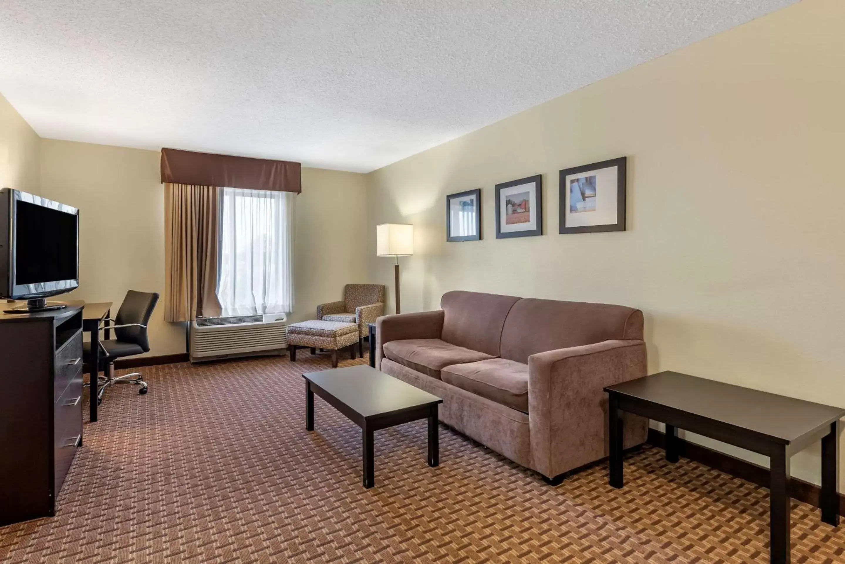 Photo of the whole room, Seating Area in Comfort Inn & Suites Warsaw near US-30