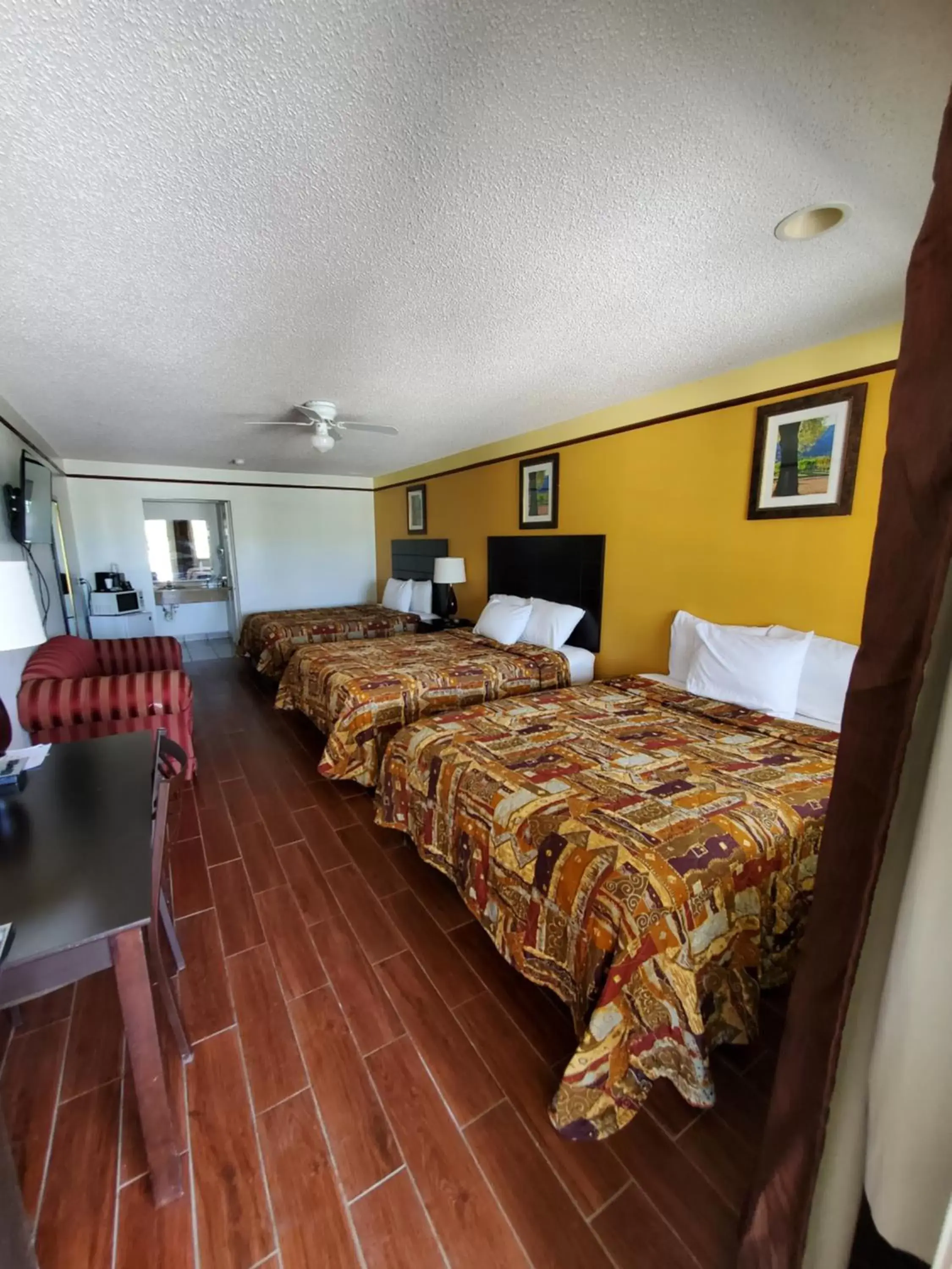 Photo of the whole room, Bed in Deluxe Inn and Suites